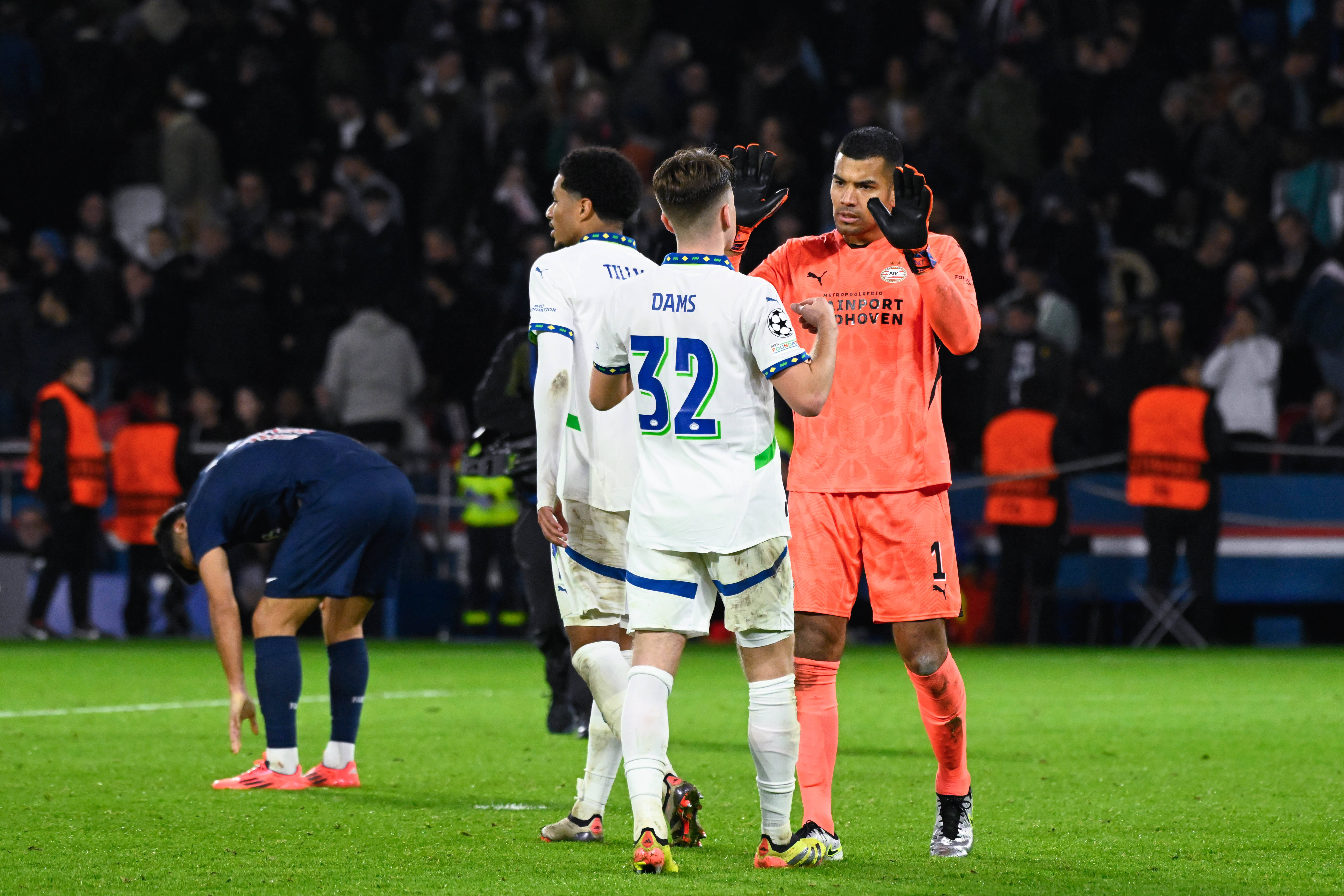 Matteo Dams en Walter Benítez na het duel tegen PSG