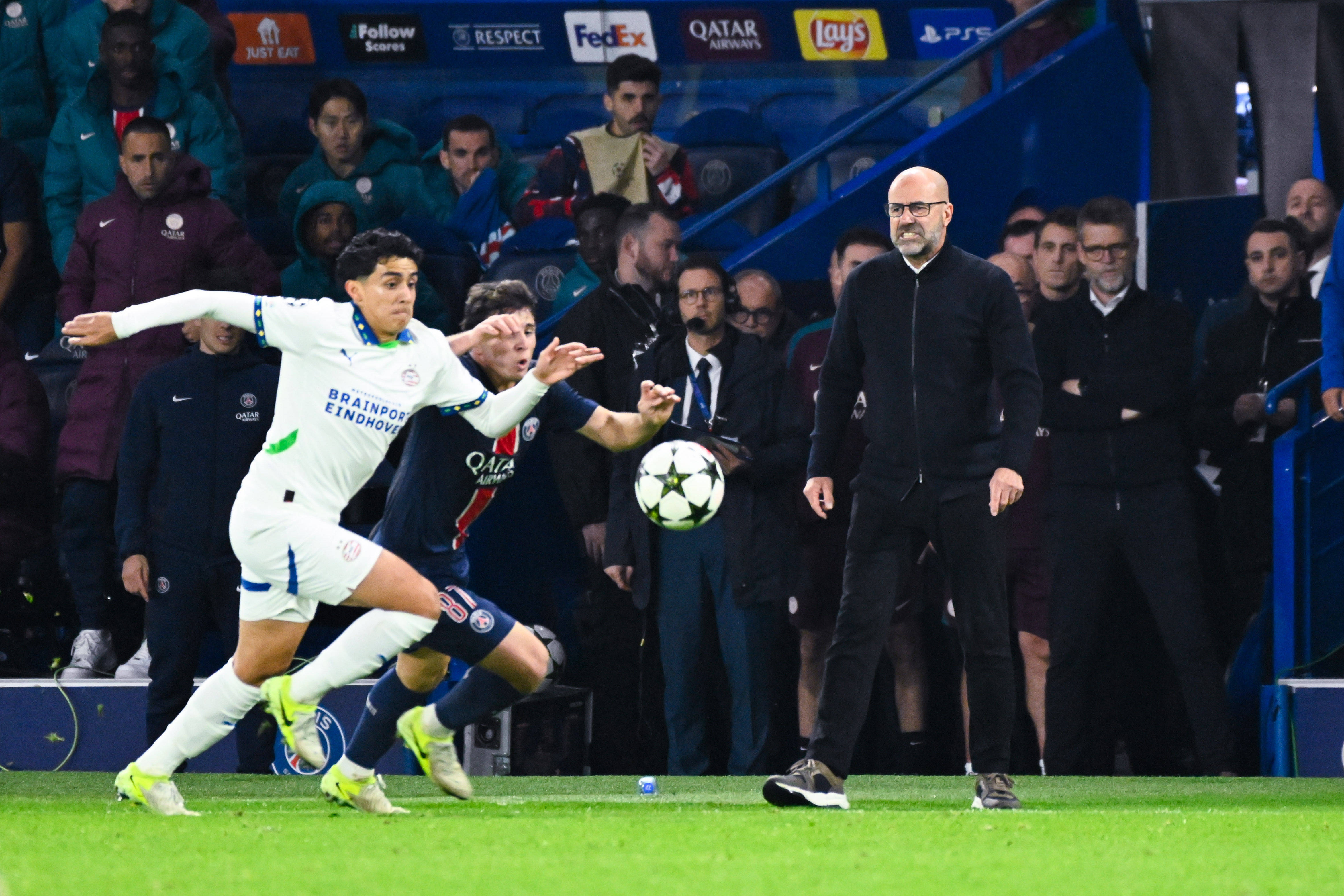 Peter Bosz coachend in het Parc des Princes