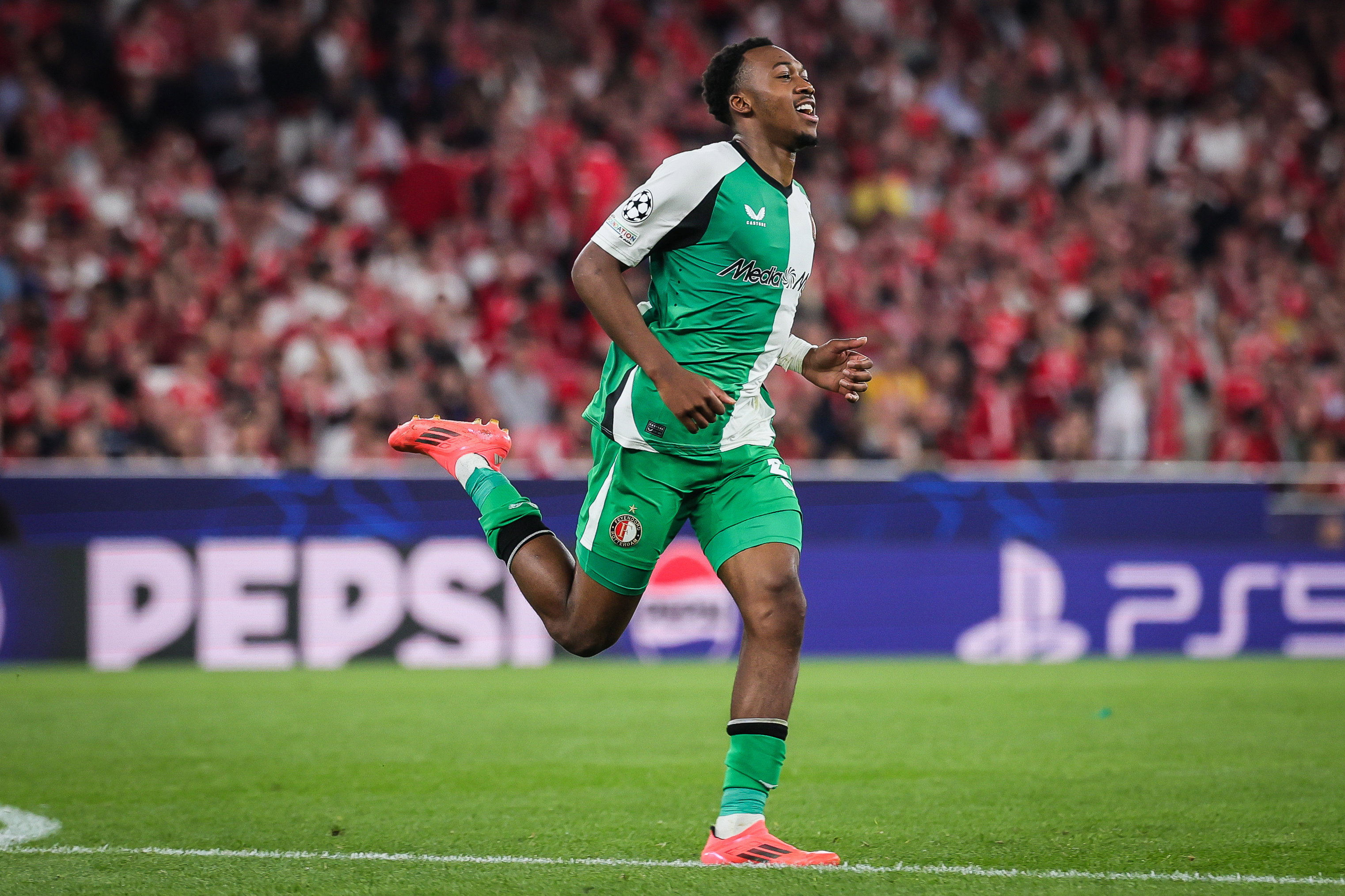 Antoni Milambo juicht na zijn treffer tegen Benfica