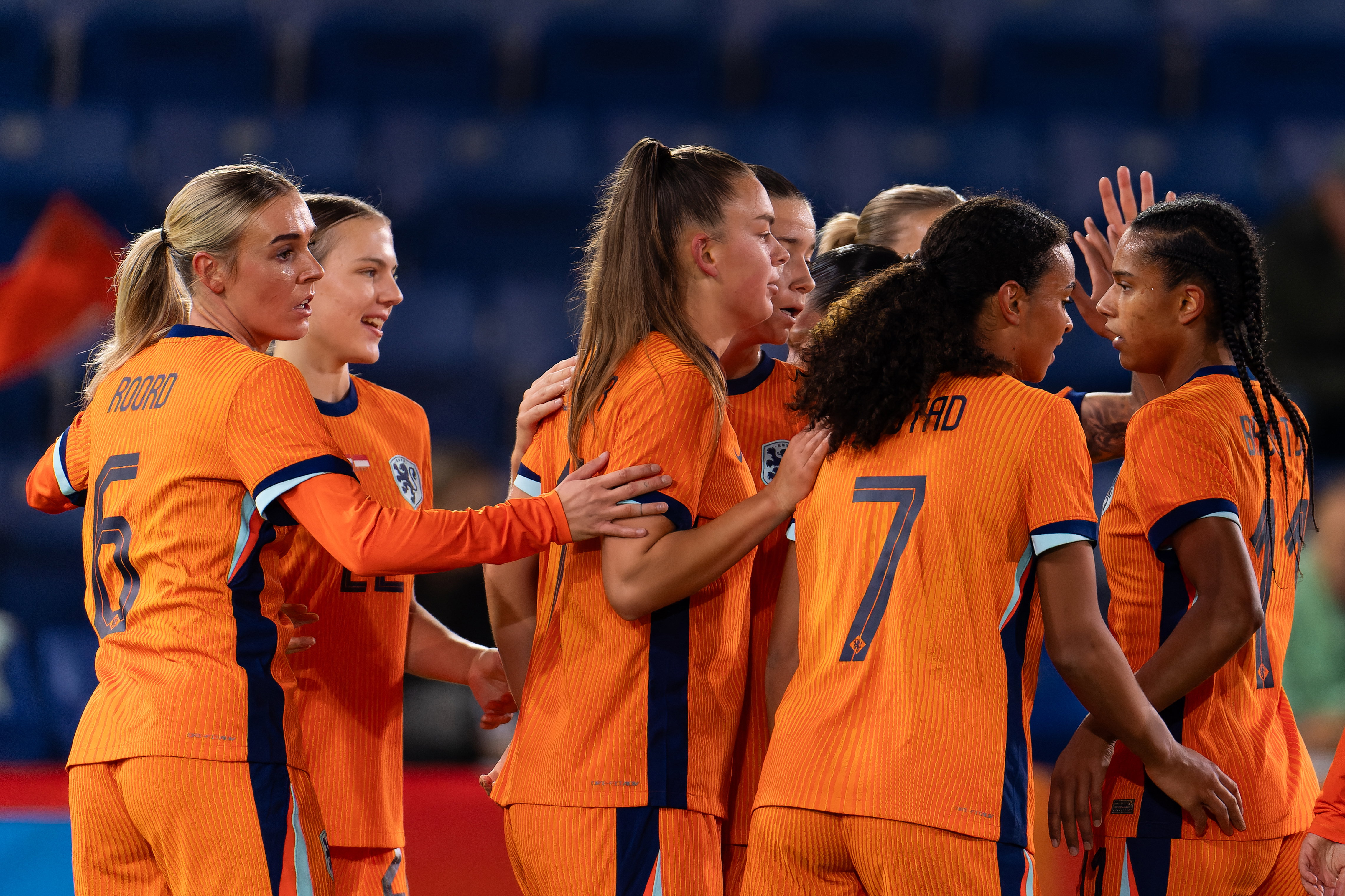 De OranjeLeeuwinnen vieren een goal tegen Indonesië