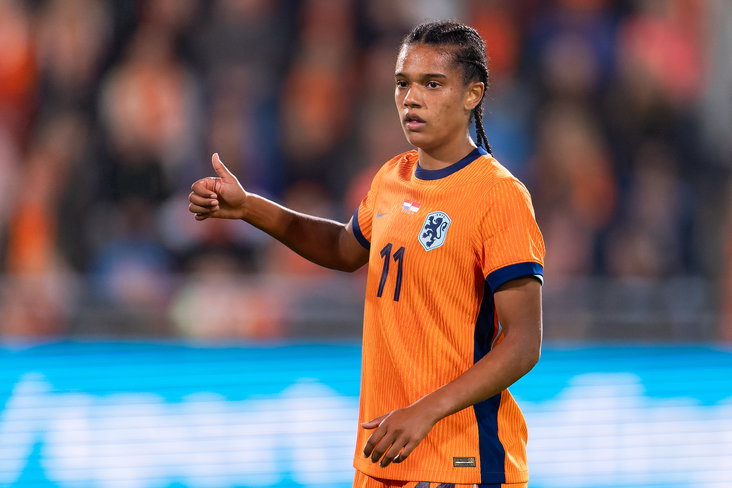 Esmee Brugts in actie namens de OranjeLeeuwinnen