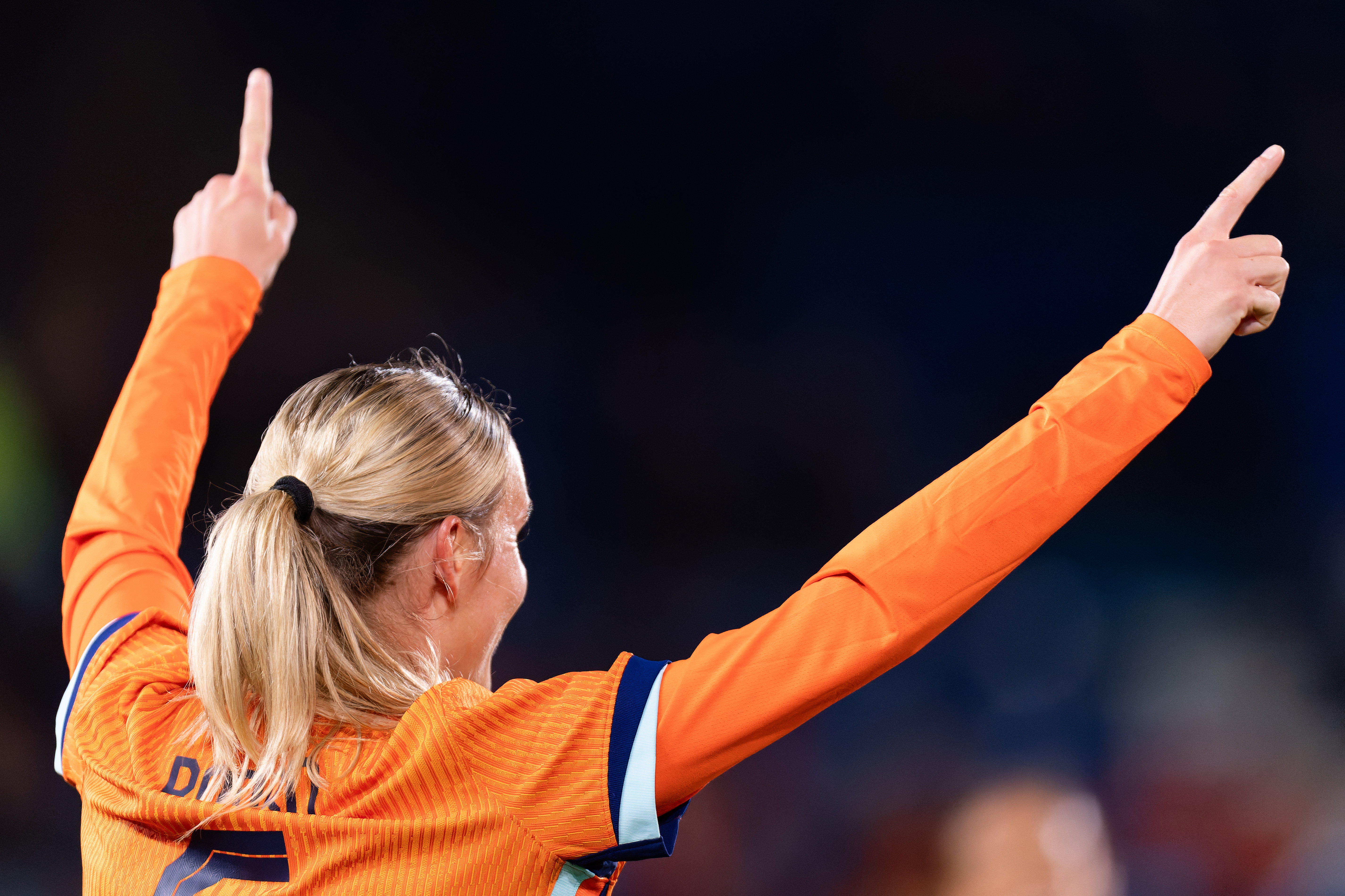 Jill Roord juicht na een treffer voor de OranjeLeeuwinnen