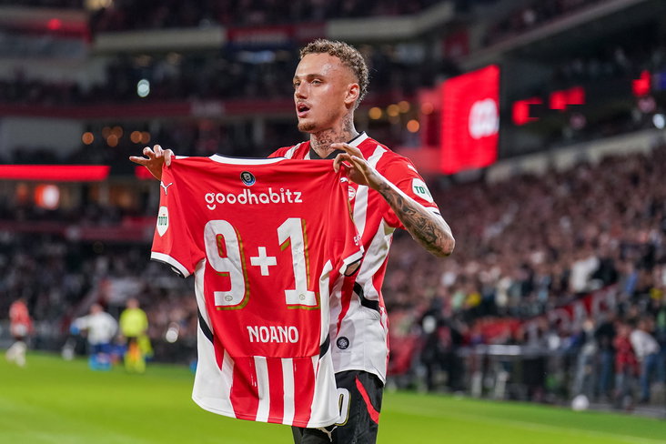 Noa Lang met zijn shirt voor het nummer 'Damage'
