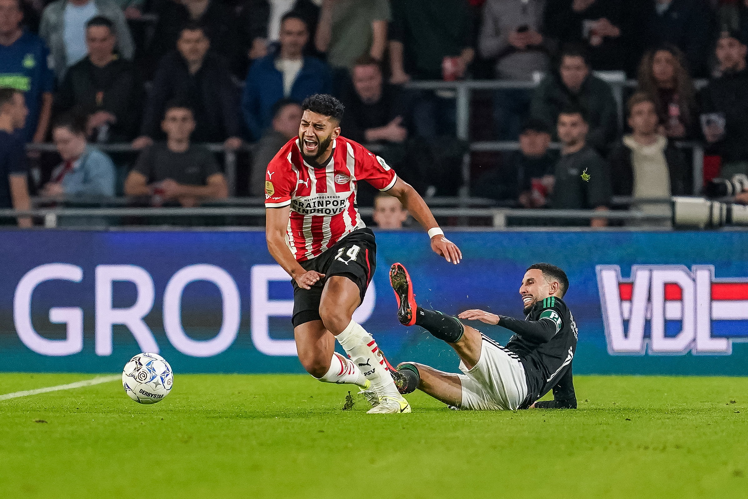 Younes Namli met de harde overtreding op Ismael Saibari