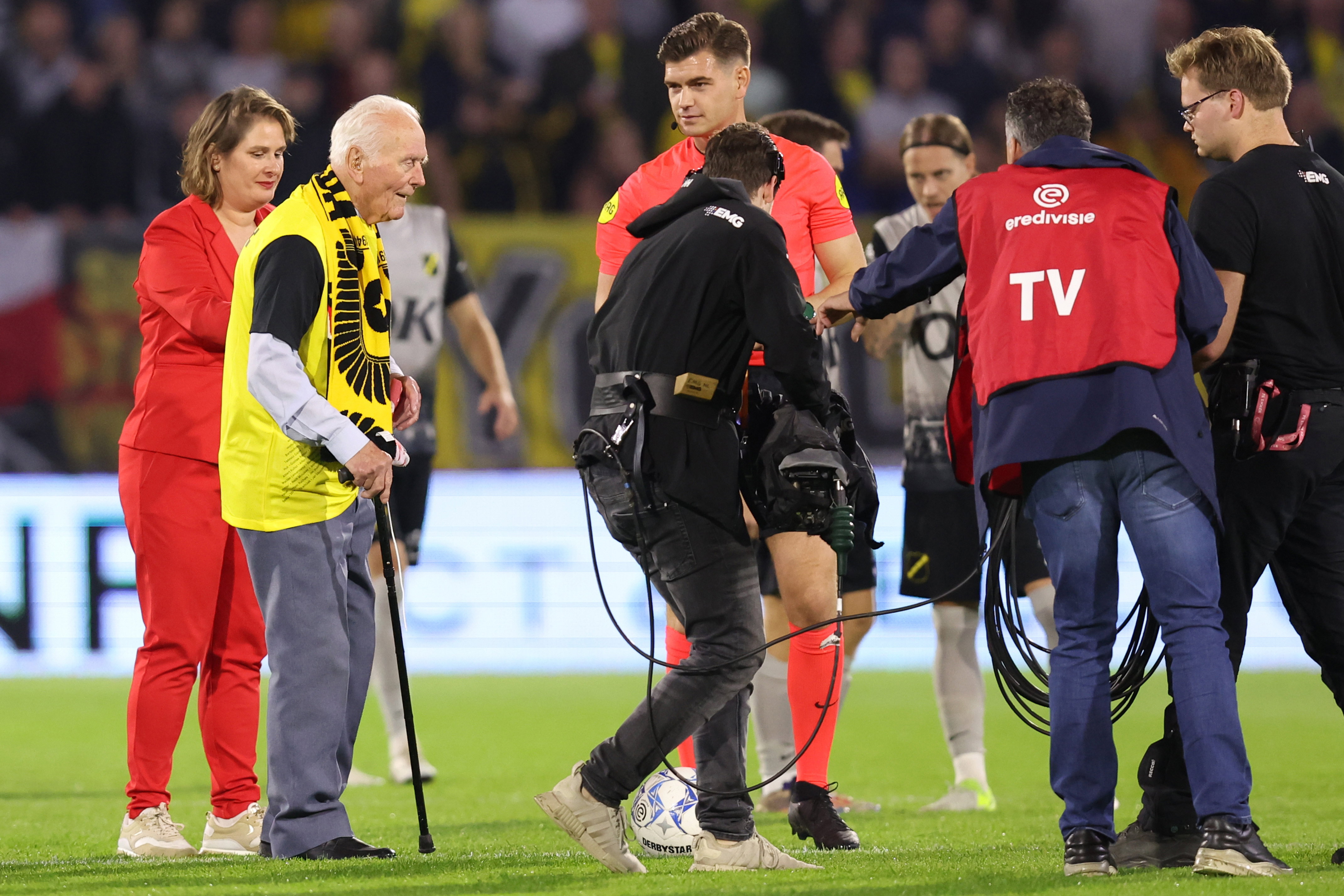101-jarige veteraan verricht aftrap bij NAC Breda - RKC Waalwijk
