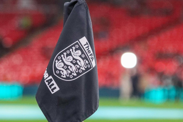 Een vlag met het logo van de FA