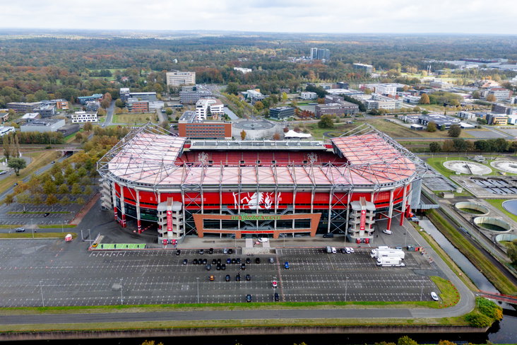 Een luchtfoto van De Grolsch Veste