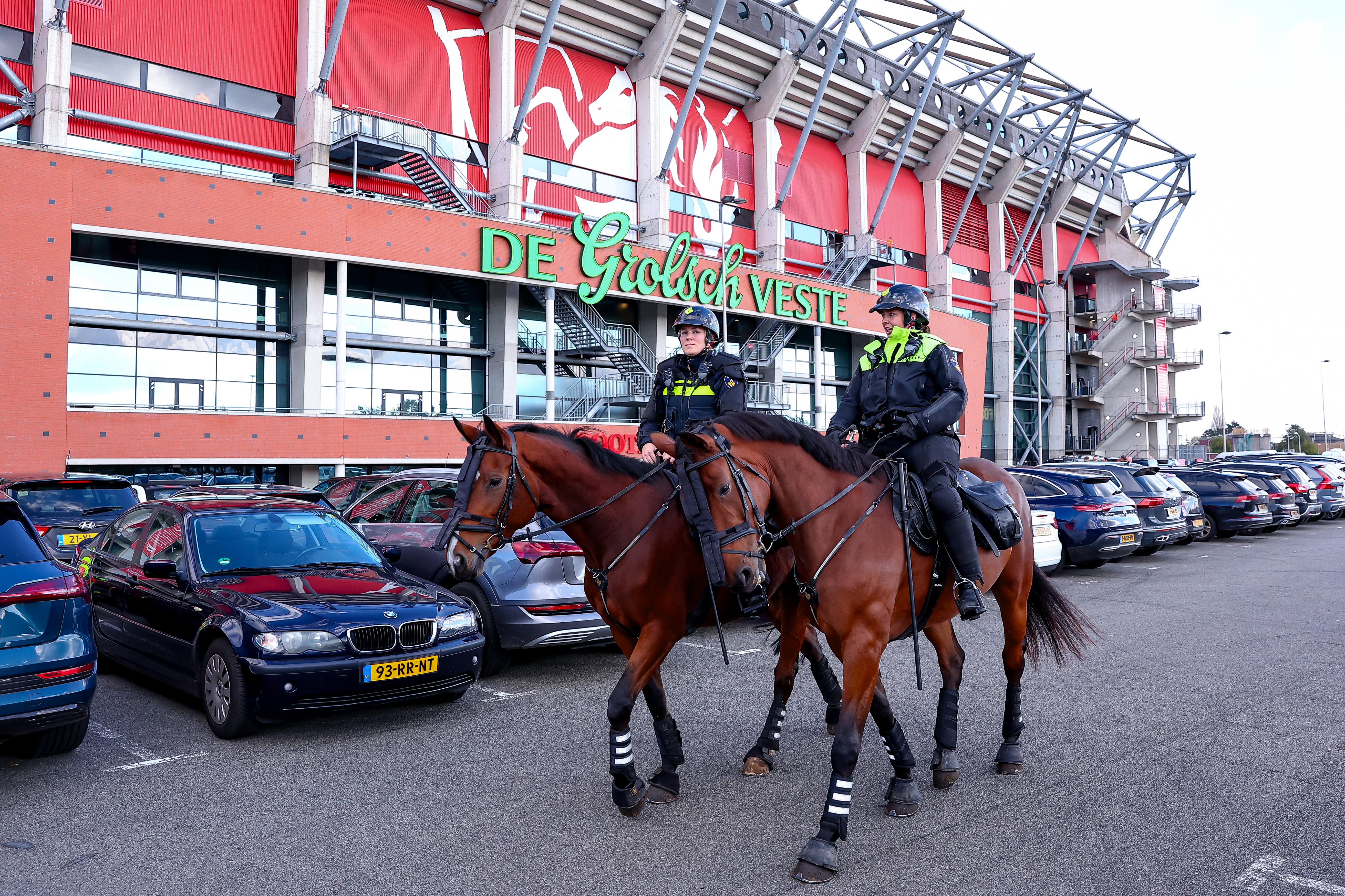 Politie te paard bij De Grolsch Veste van FC Twente