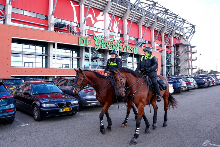 Politie te paard bij De Grolsch Veste van FC Twente