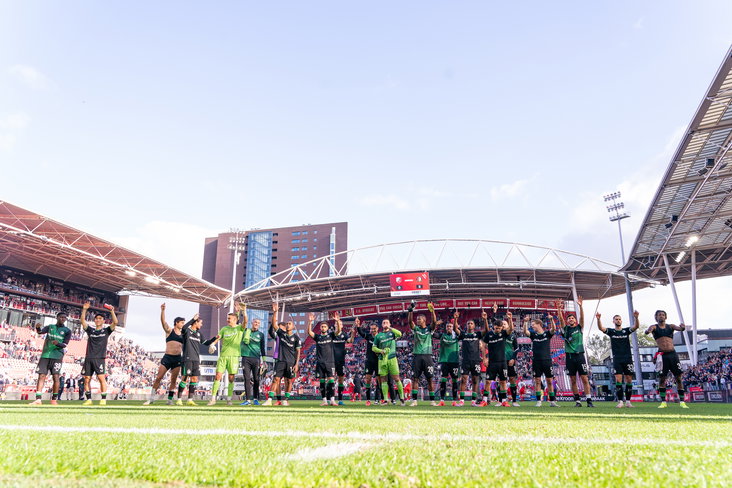 De selectie van Feyenoord bedankt de meegereisde fans