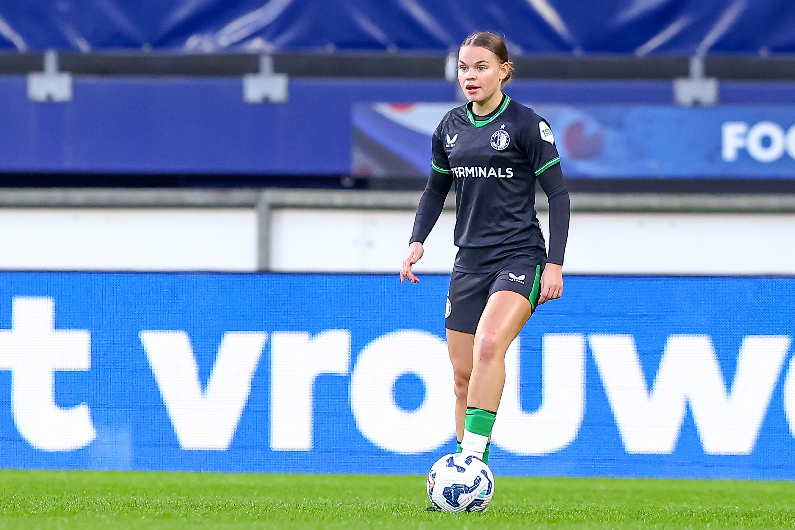 Justine Brandau aan de bal namens Feyenoord