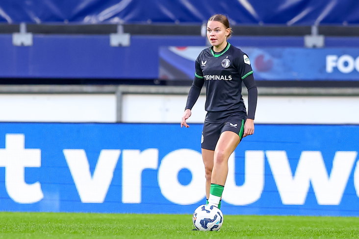 Justine Brandau aan de bal namens Feyenoord