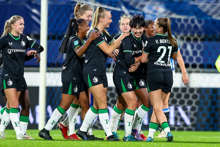 Toko Koga wordt gefeliciteerd met haar eerste doelpunt voor Feyenoord