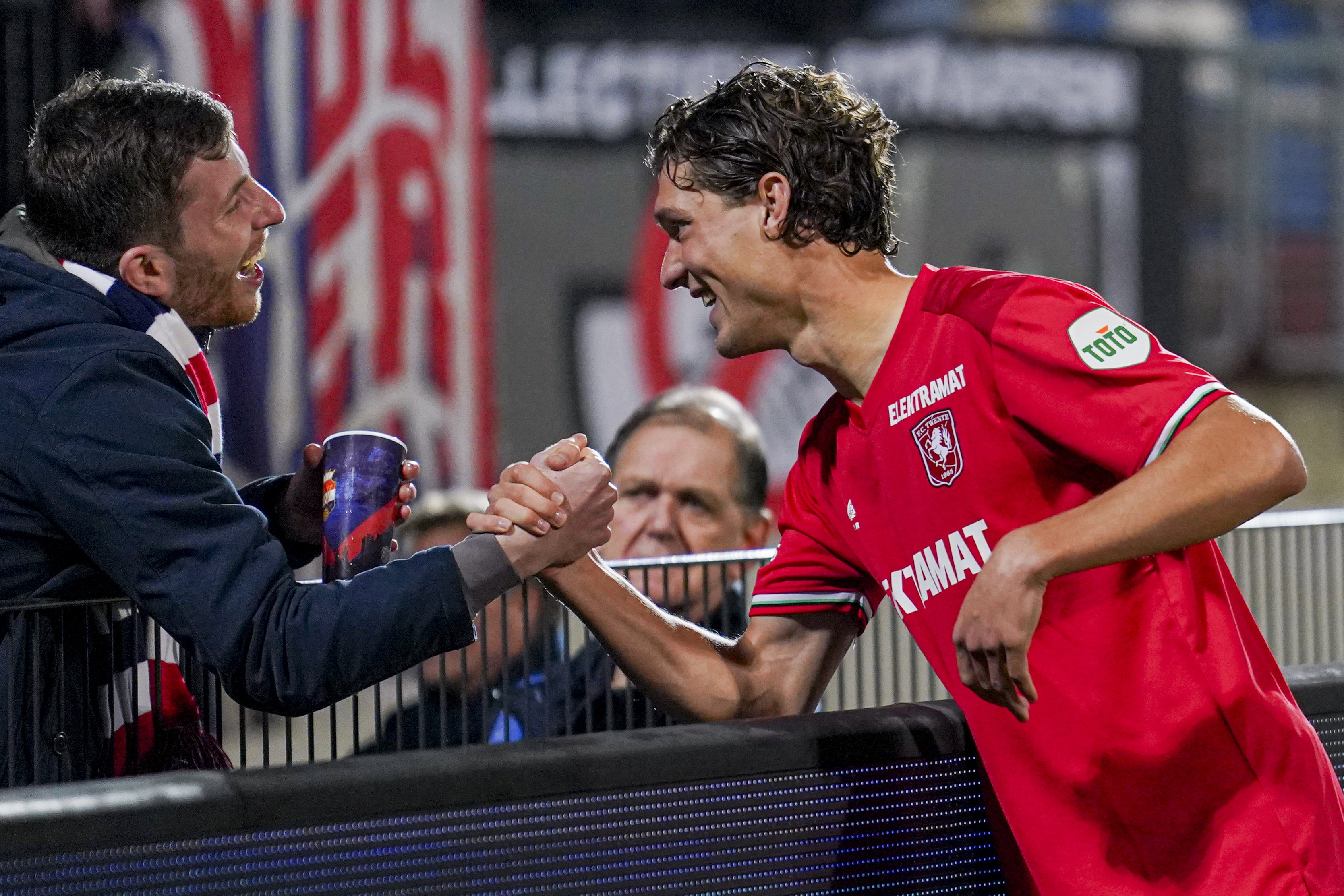 Sam Lammers begroet een supporter van Willem II