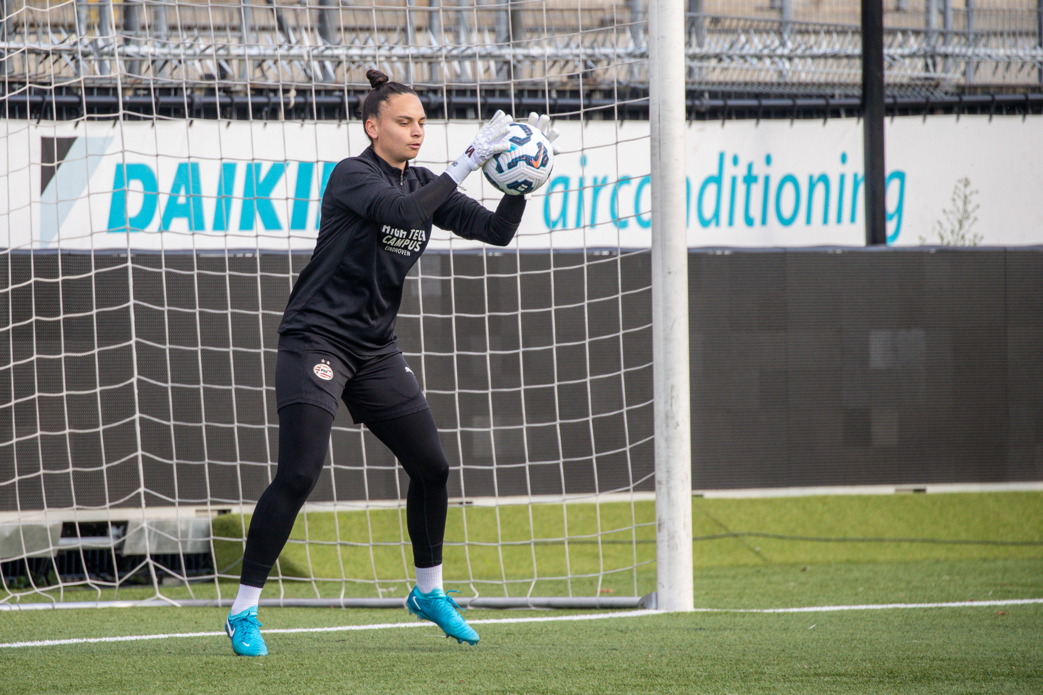 Nicky Evrard in de warming-up bij PSV