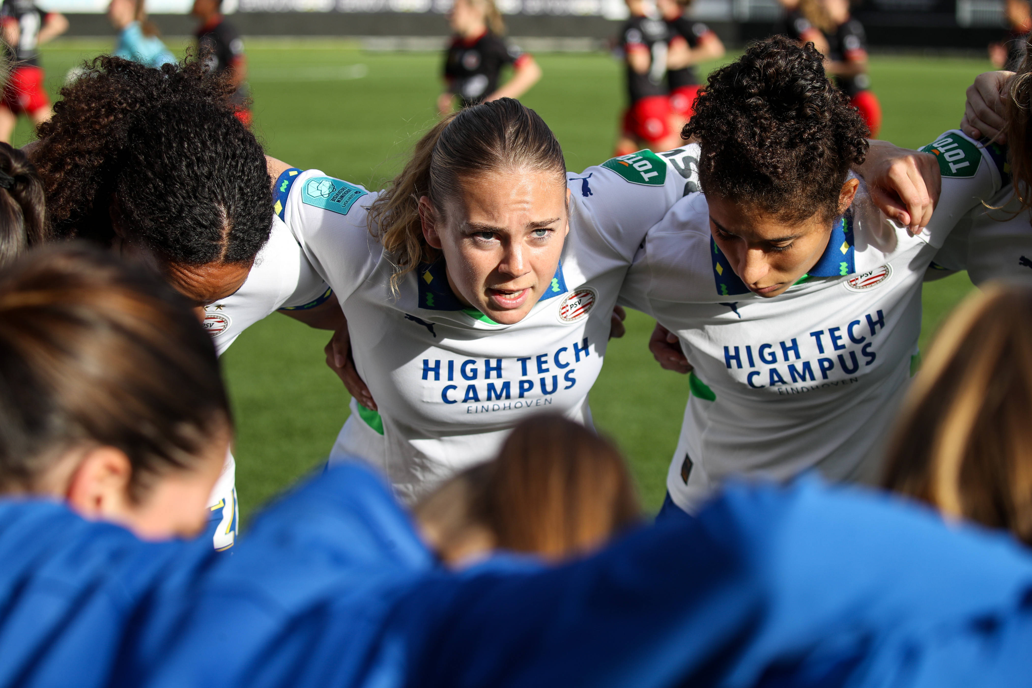 Captain Gwyneth Hendriks spreekt de PSV-speelsters toe