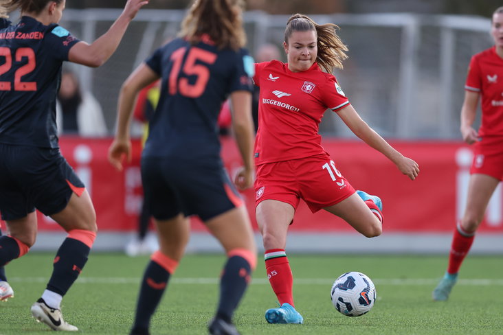 Kayleigh van Dooren (FC Twente) lost een schot tegen FC Utrecht