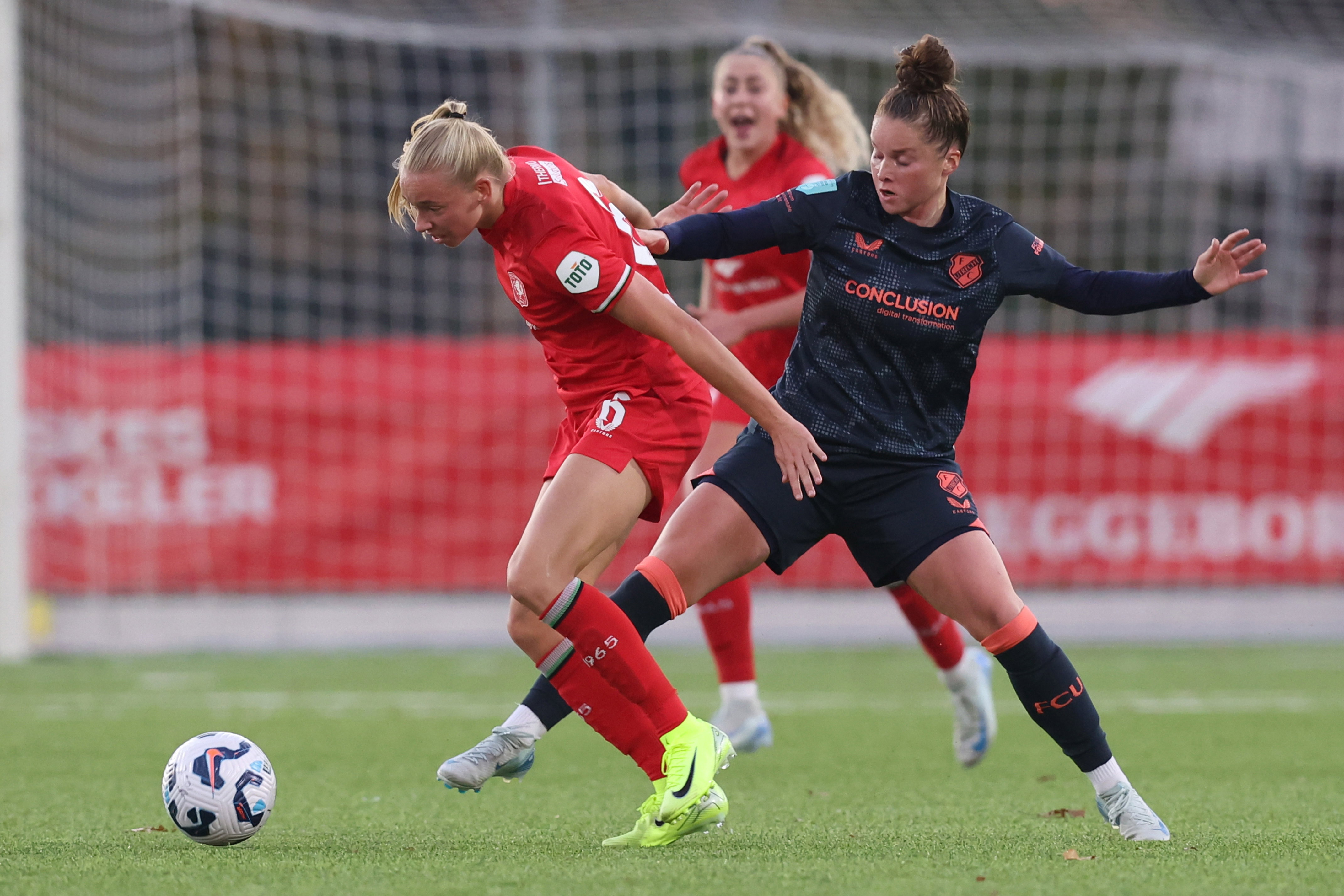 Nikita Tromp (FC Utrecht) in duel met Ella Peddemors (FC Twente)