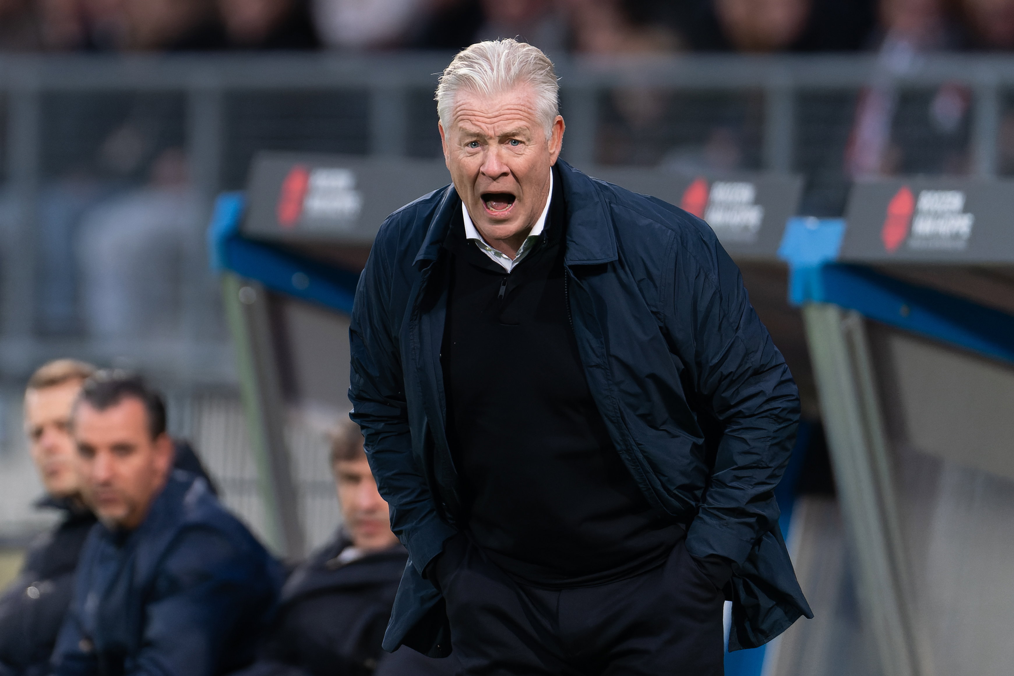 Peter Maes langs de lijn