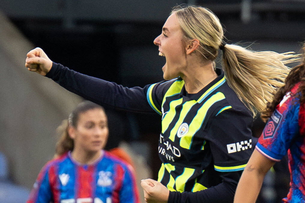 Jill Roord juicht na haar goal voor Manchester City