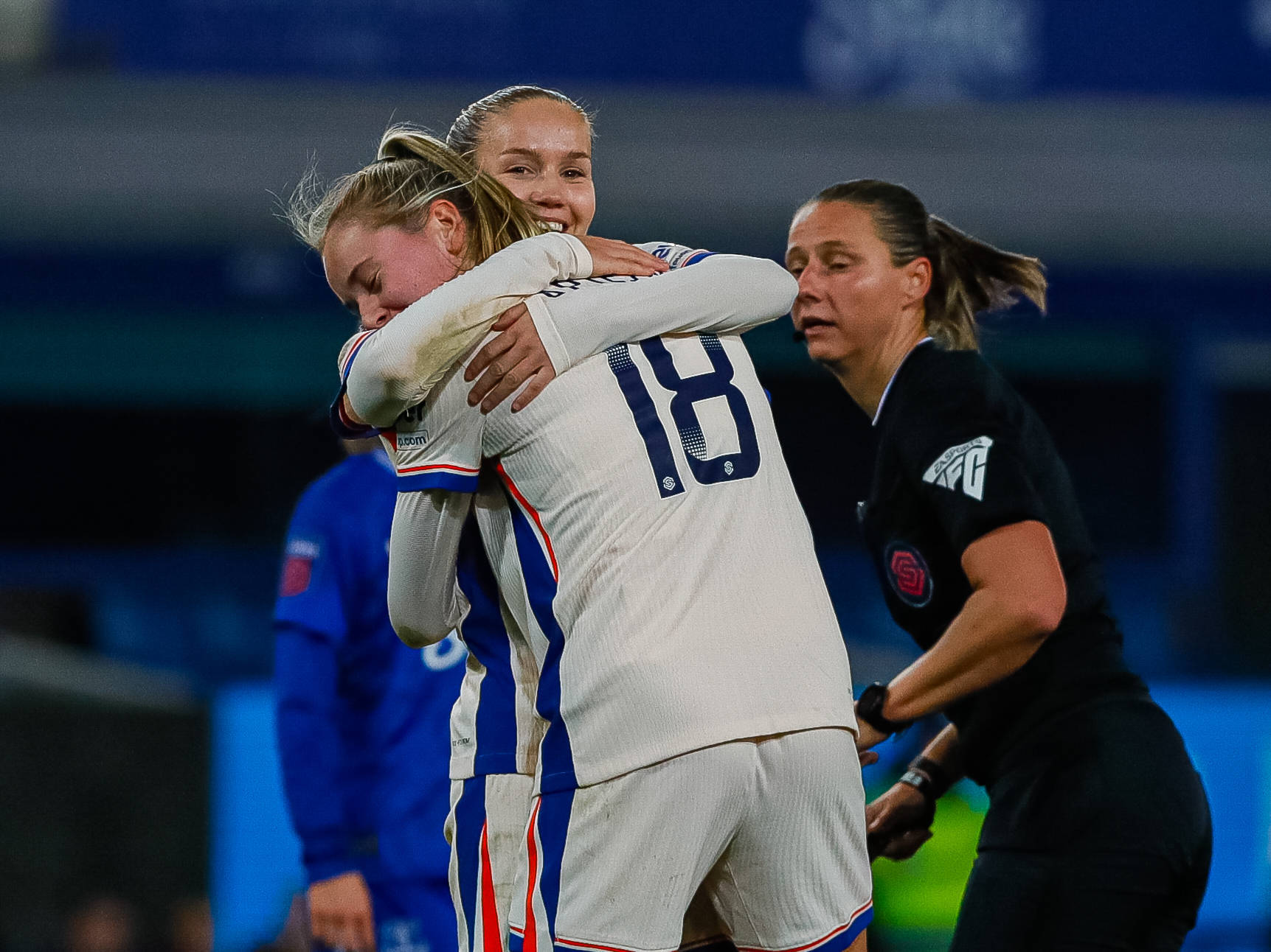 Wieke Kaptein wordt gefeliciteerd met haar goal voor Chelsea
