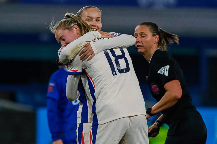 Wieke Kaptein wordt gefeliciteerd met haar goal voor Chelsea