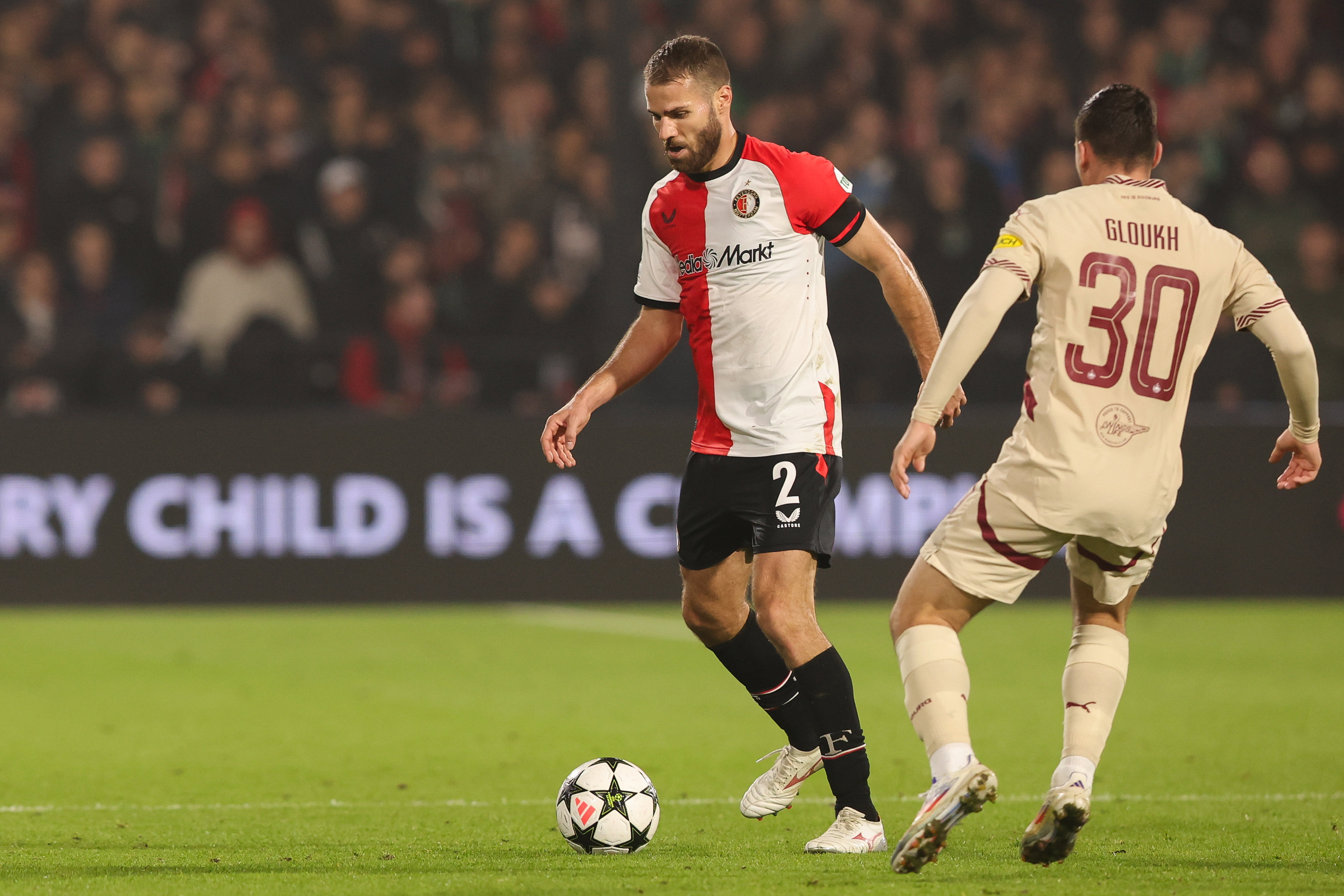 Bart Nieuwkoop (Feyenoord) in het duel met RB Salzburg