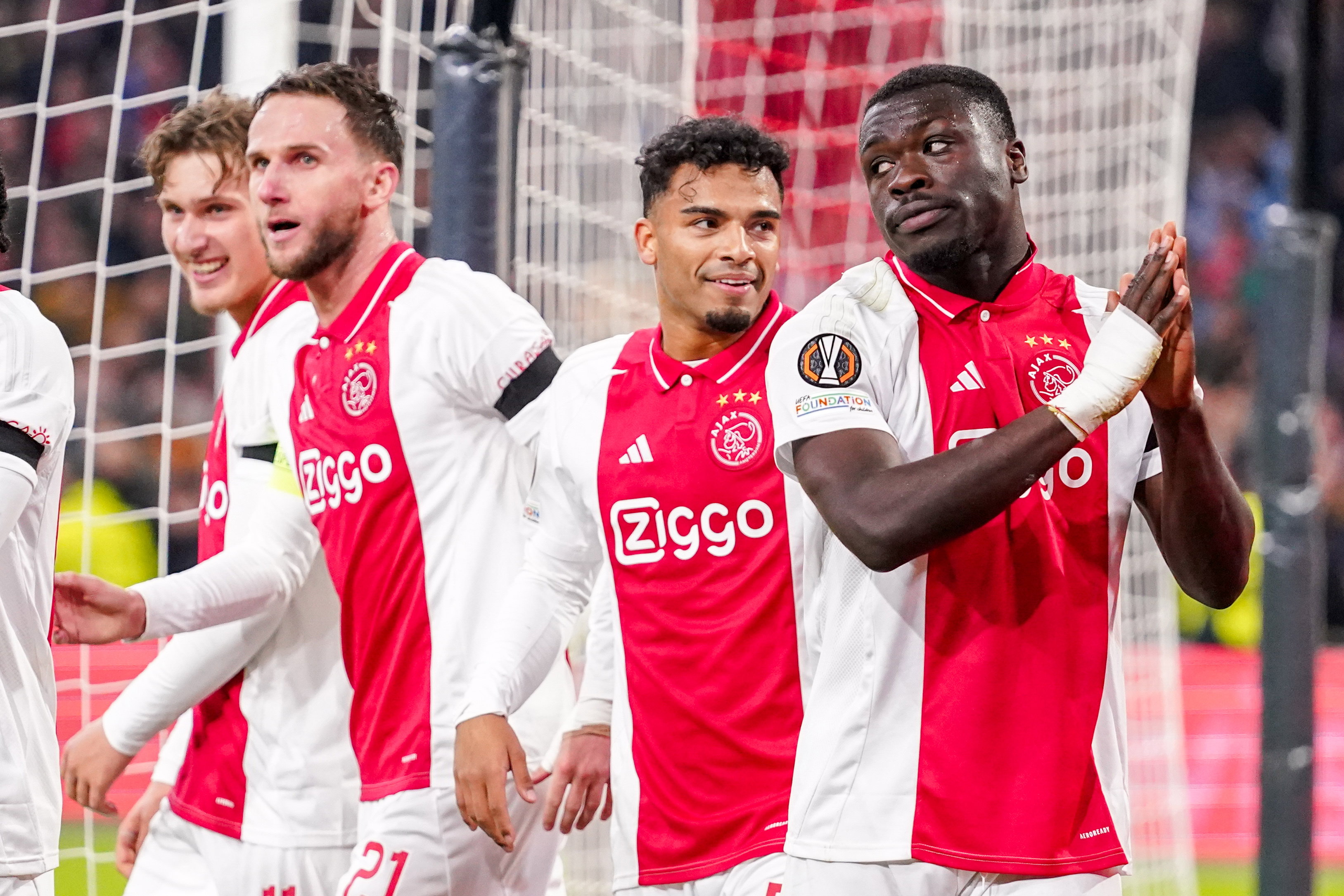 Ajax viert treffer van Brian Brobbey