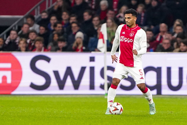 Owen Wijndal aan de bal namens Ajax