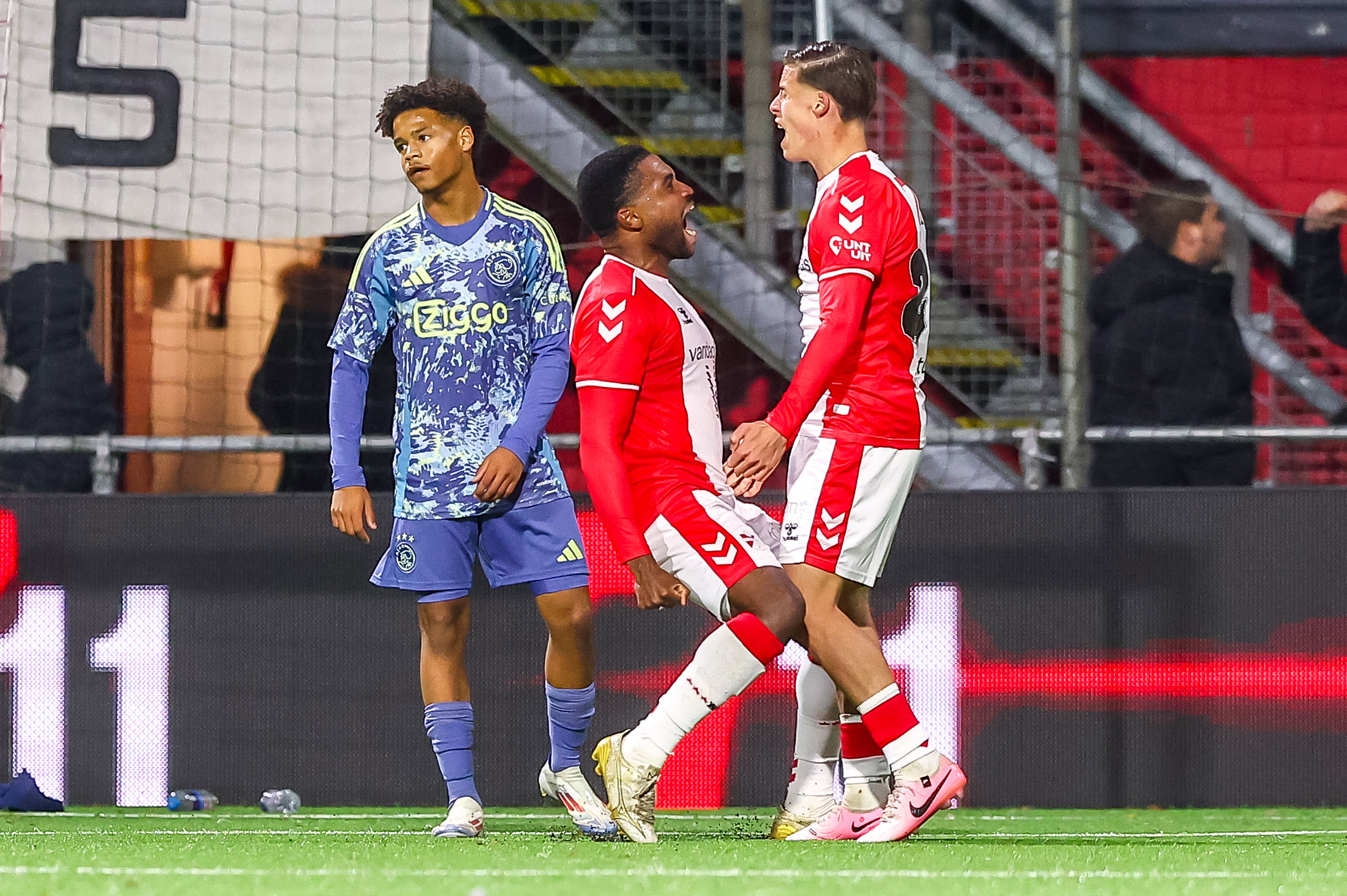 FC Emmen scoort tegen Jong Ajax
