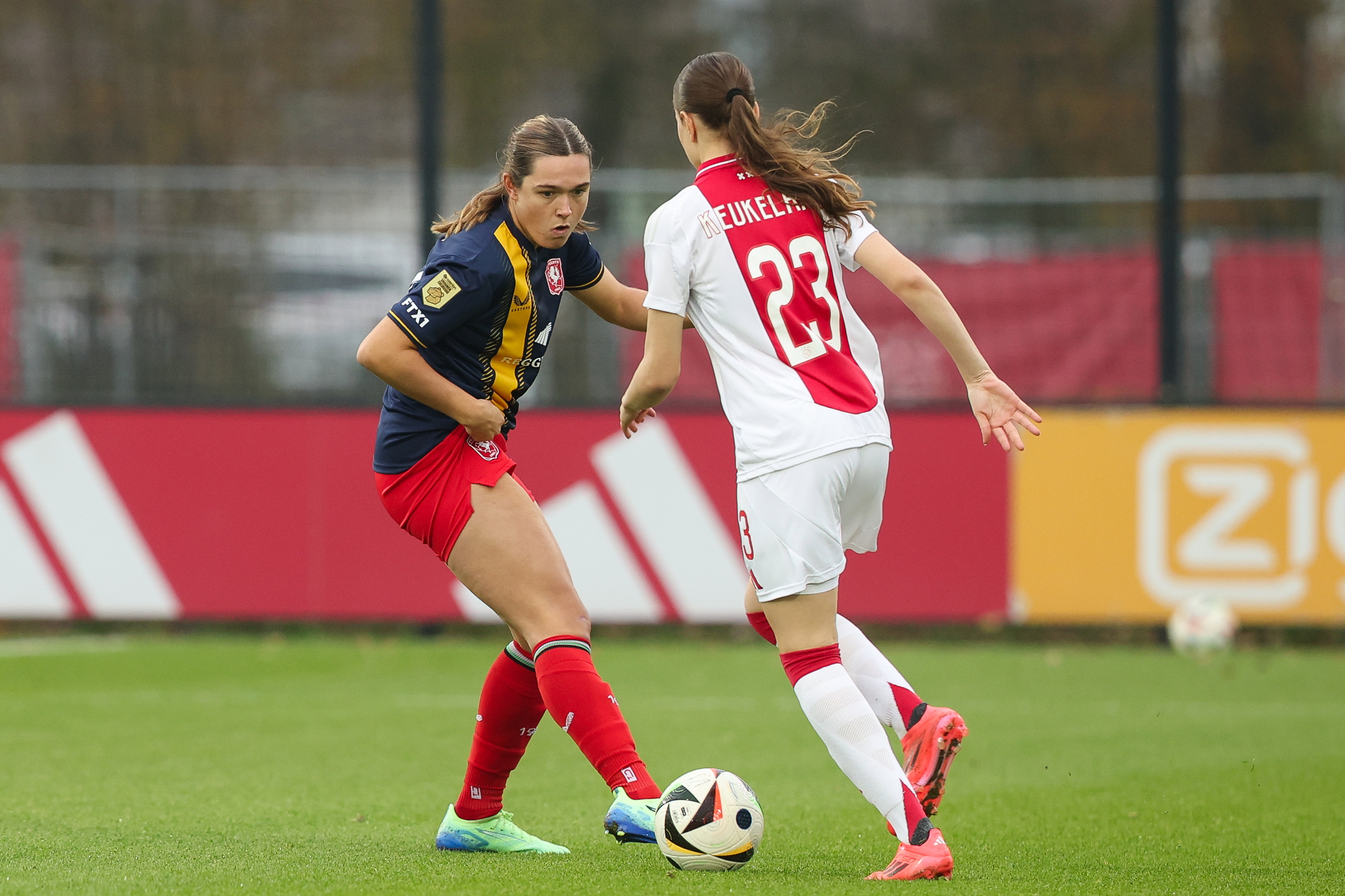 Alieke Tuin (FC Twente) in duel met Lotte Keukelaar (Ajax)