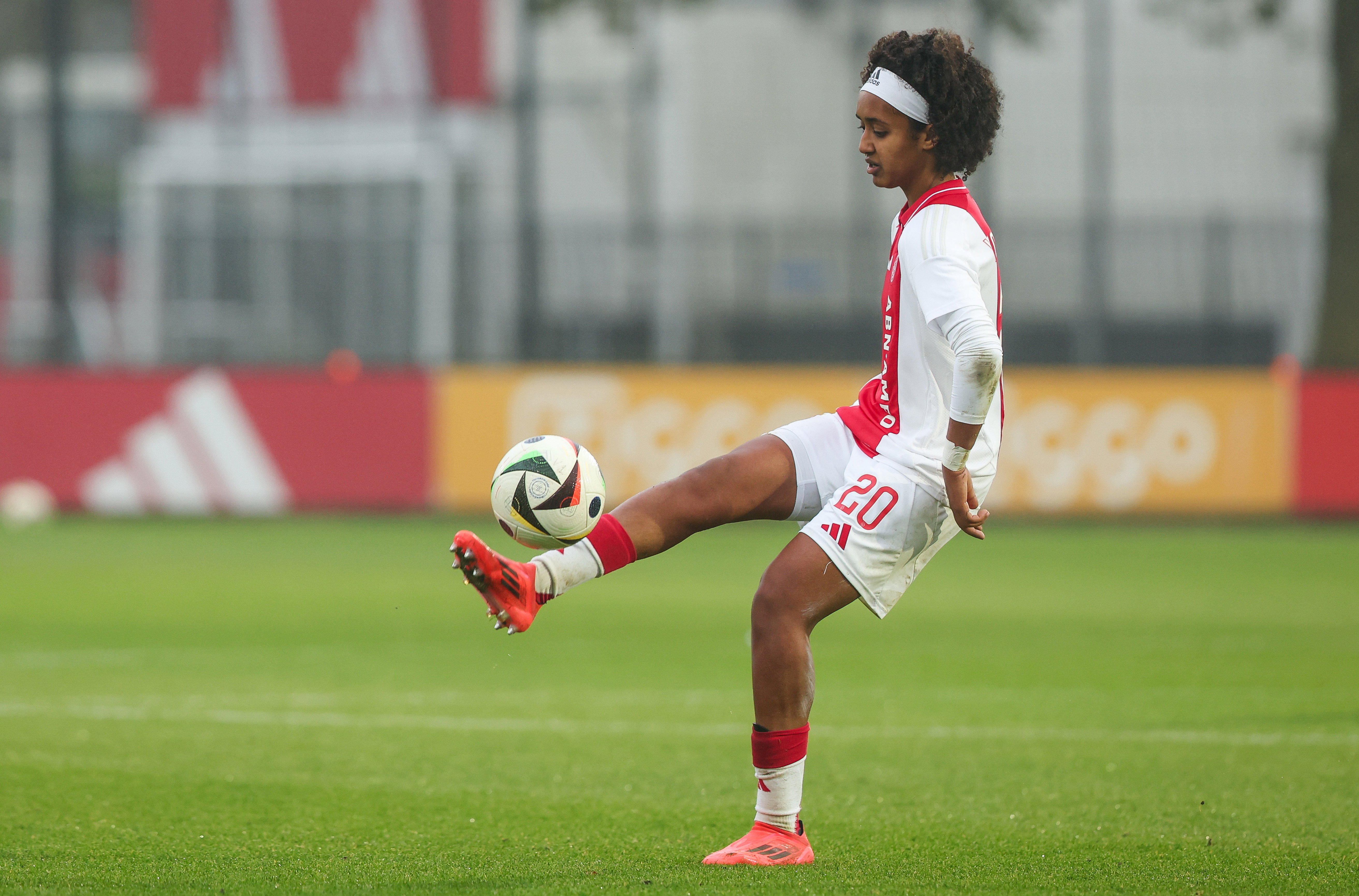 Lily Yohannes aan de bal namens Ajax