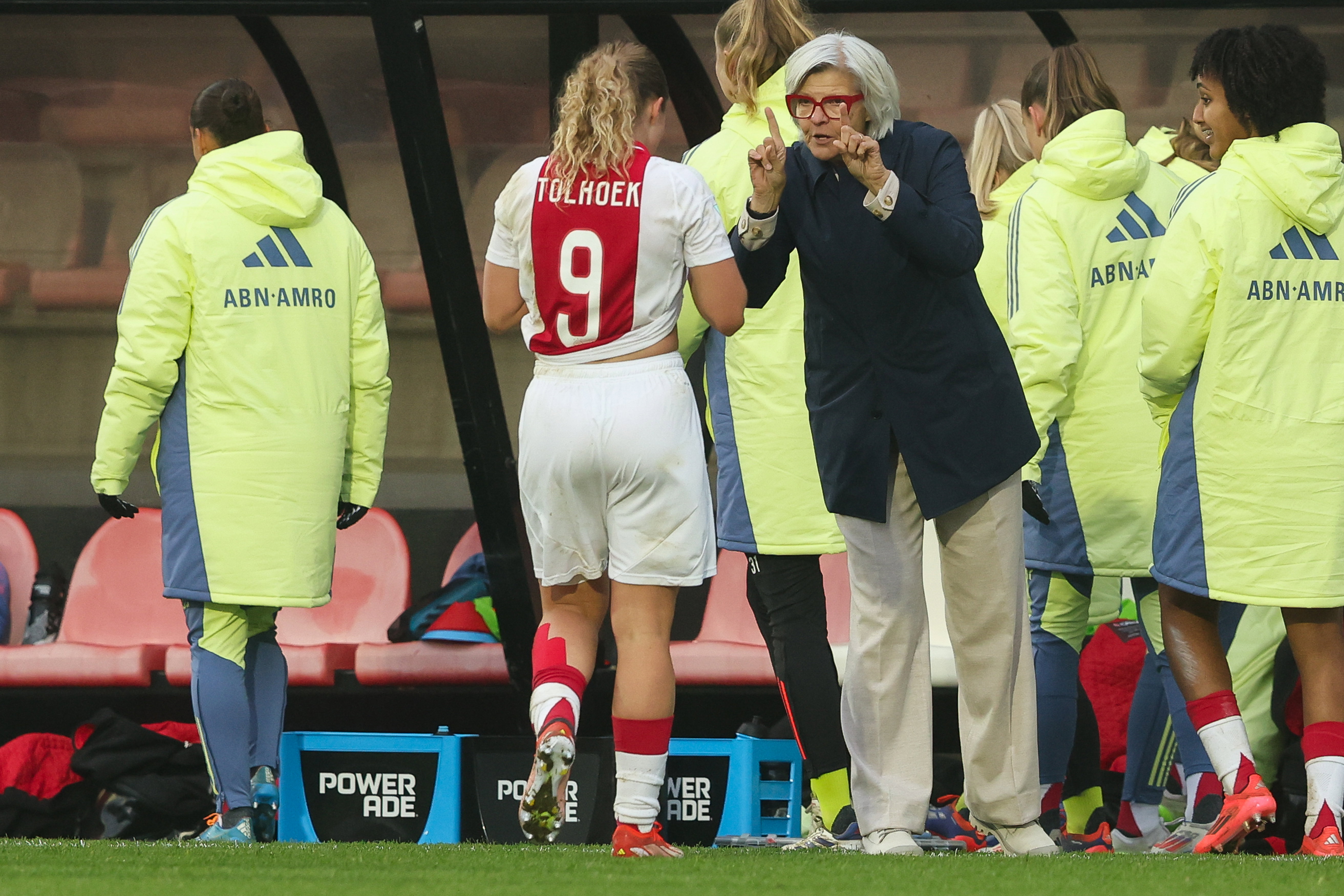 Danique Tolhoek krijgt instructies van Ajax-coach Hesterine de Reus
