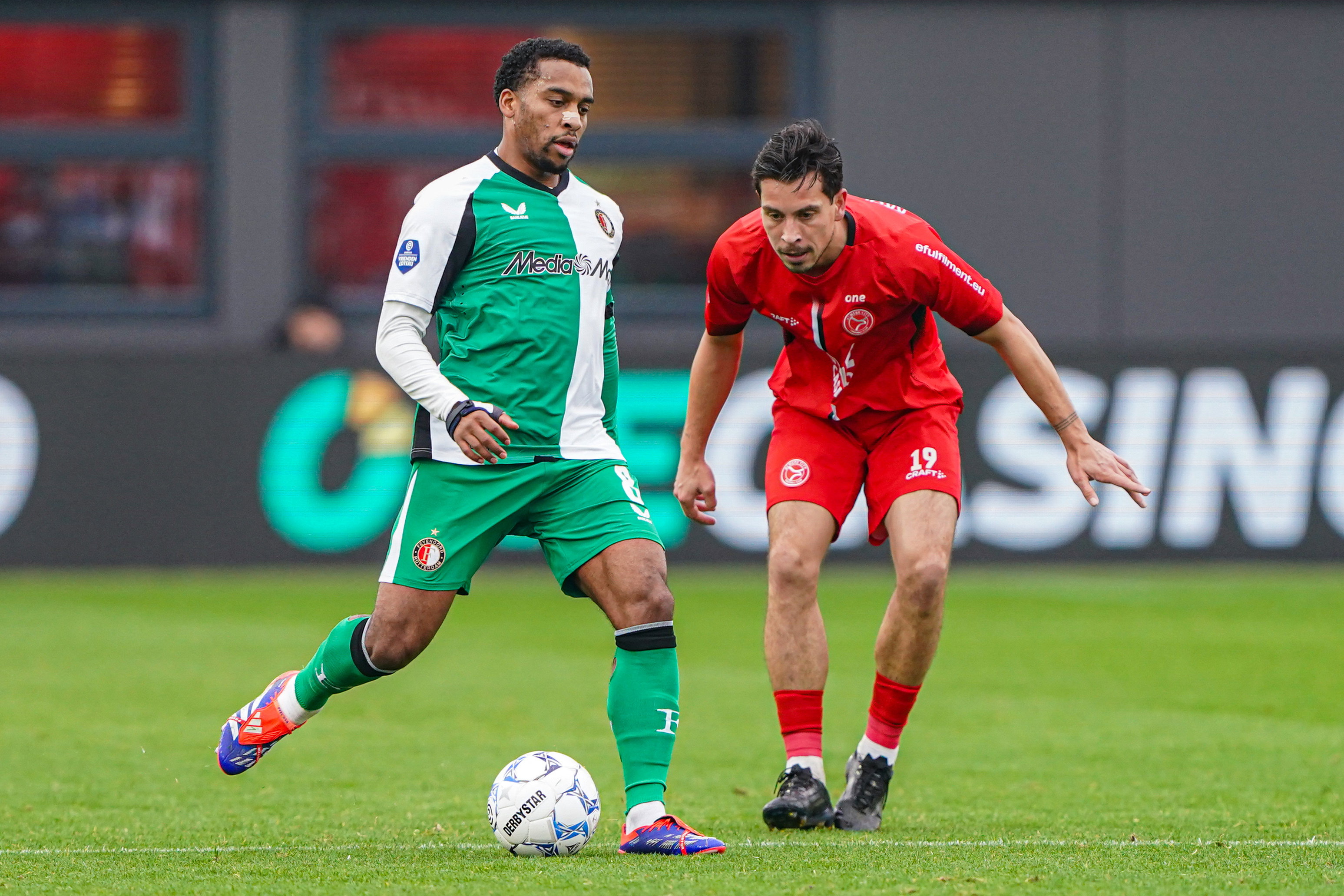 Quinten Timber in actie tegen Almere City