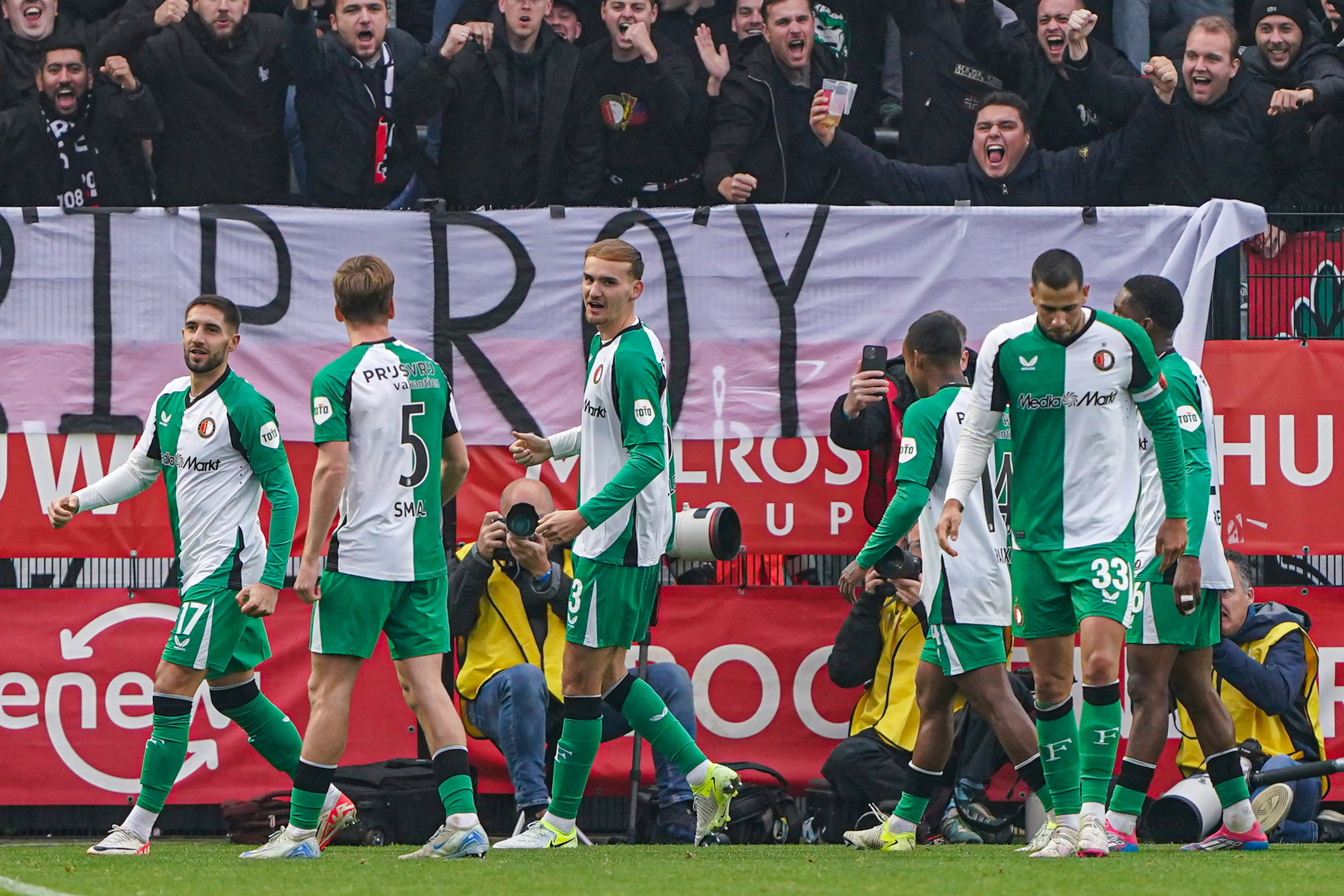 Thomas Beelen viert  zijn goal met teamgenoten