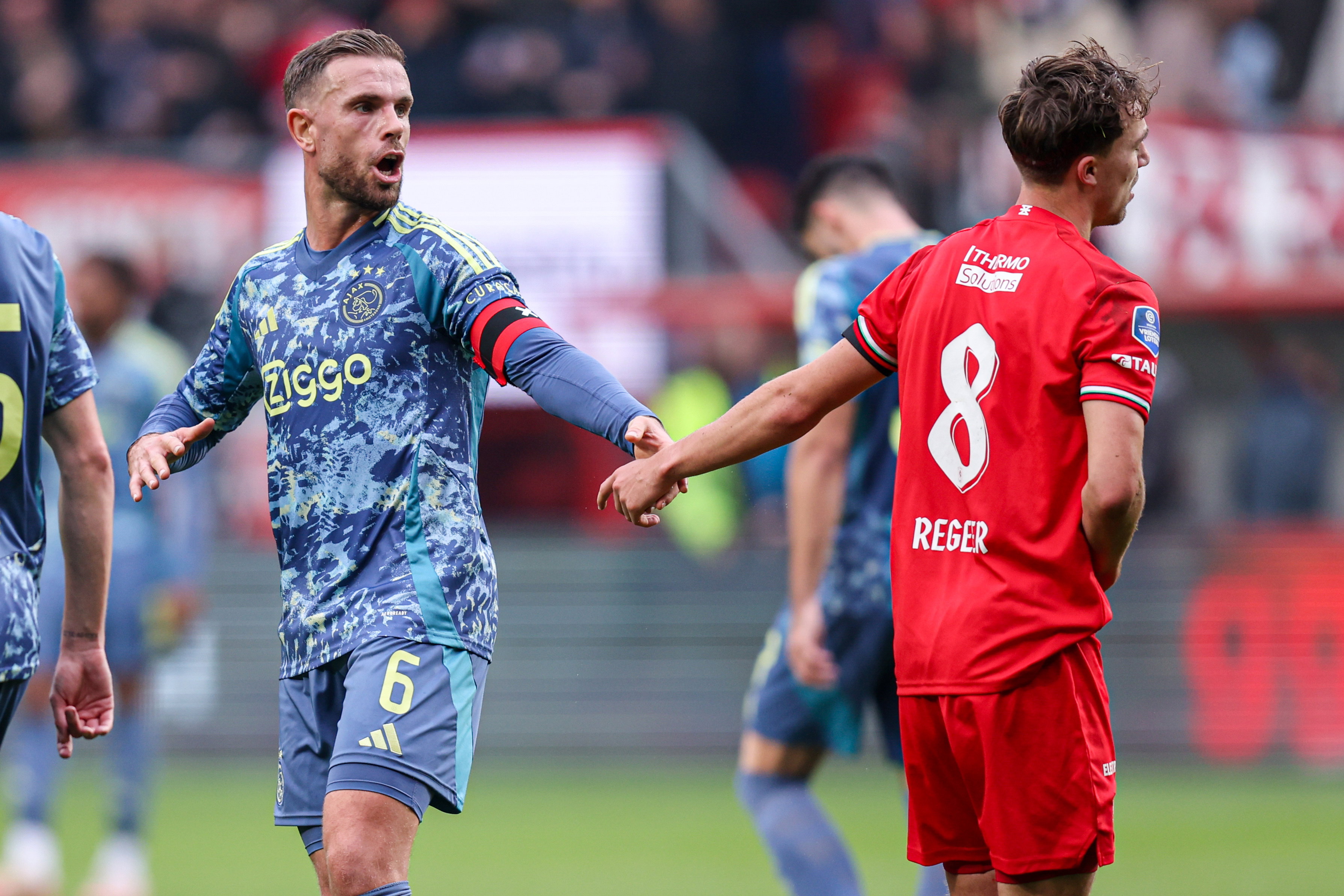 Jordan Henderson (Ajax) en Youri Regeer (FC Twente)