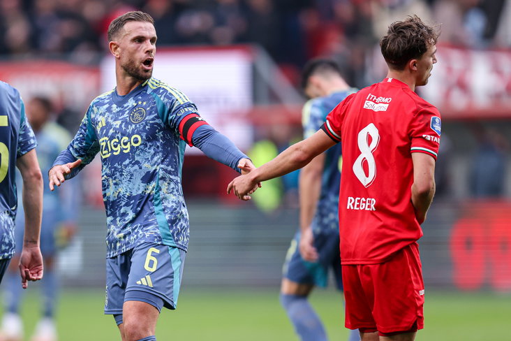 Jordan Henderson (Ajax) en Youri Regeer (FC Twente)