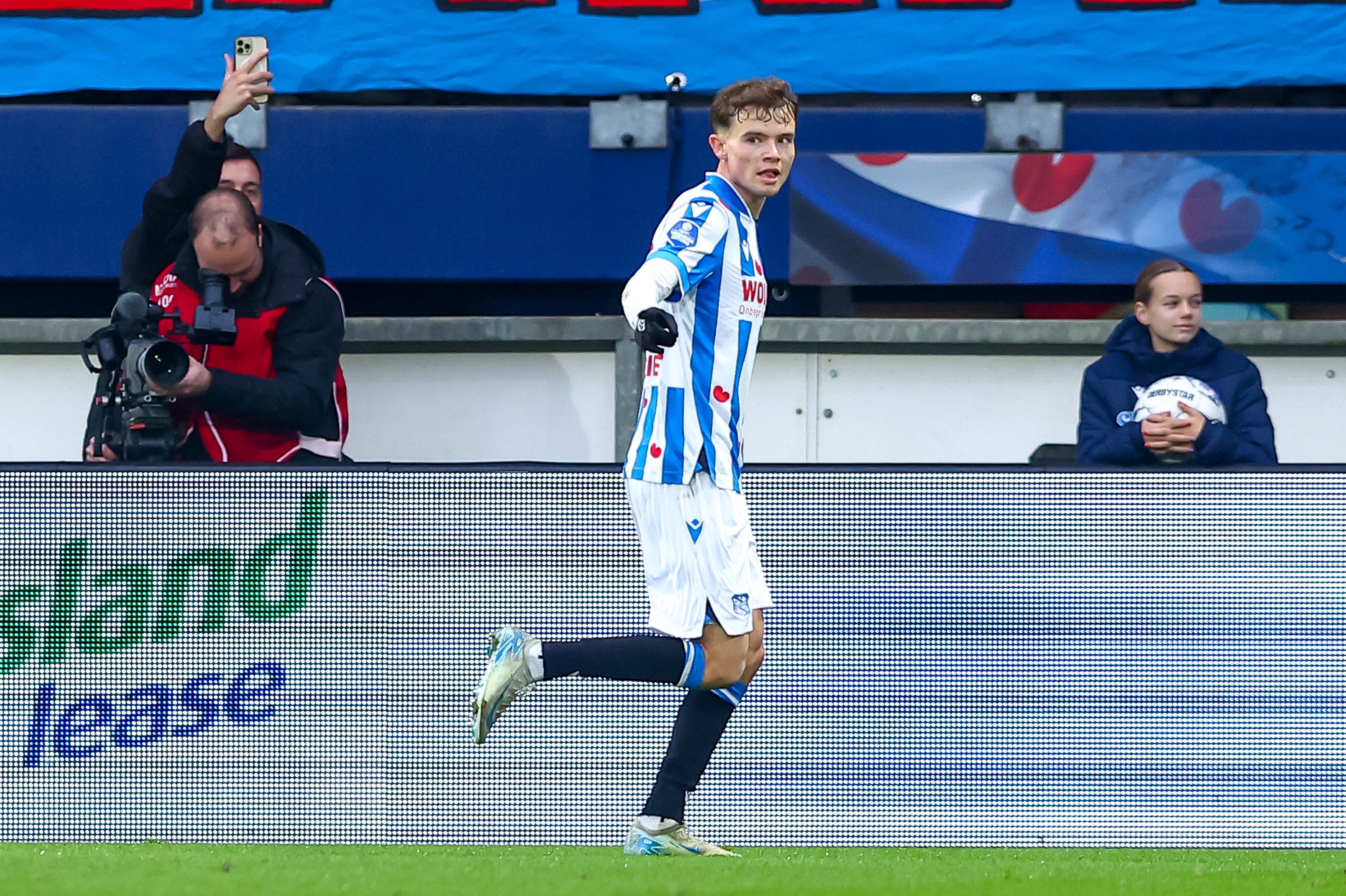 Jacob Trenskow juicht na zijn goal
