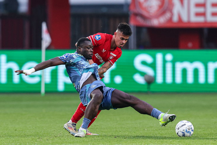 Mees Hilgers (FC Twente) in duel met Brian Brobbey (Ajax)