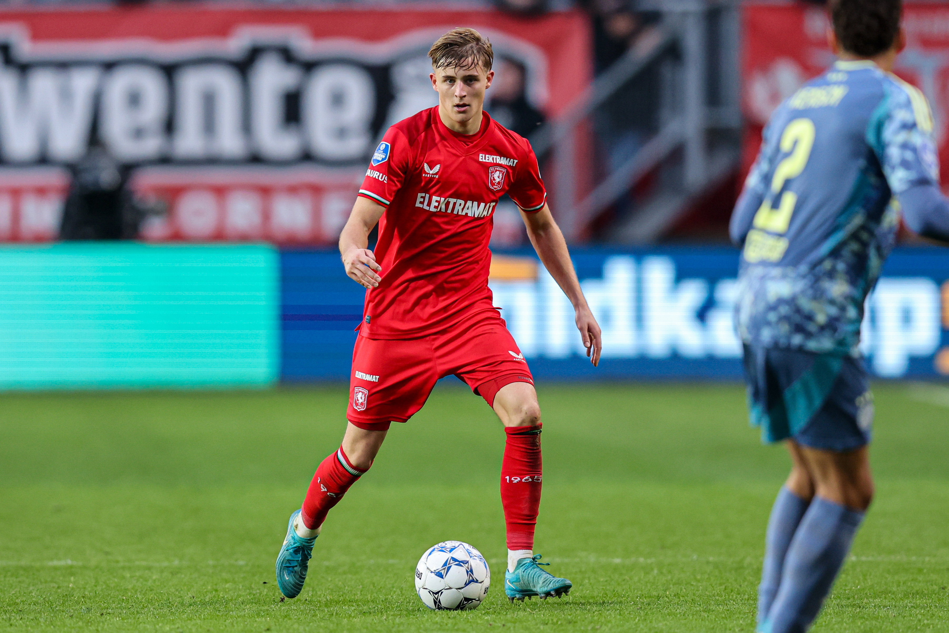 Max Bruns (FC Twente) aan de bal tegen Ajax