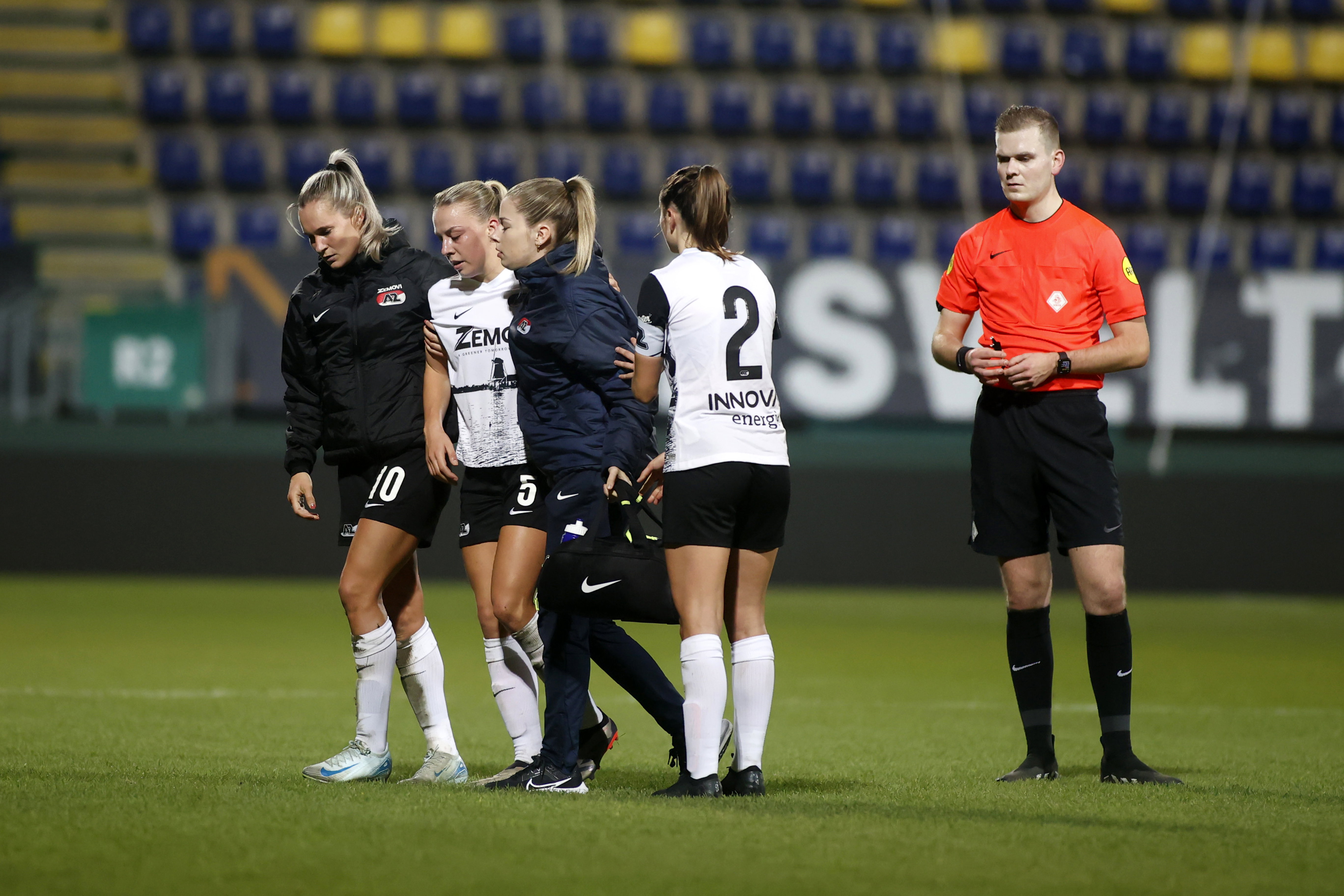 Camie Mol (AZ) moet geblesseerd van het veld