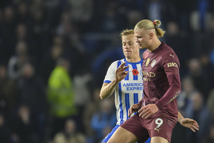 Jan Paul van Hecke in duel met Erling Haaland