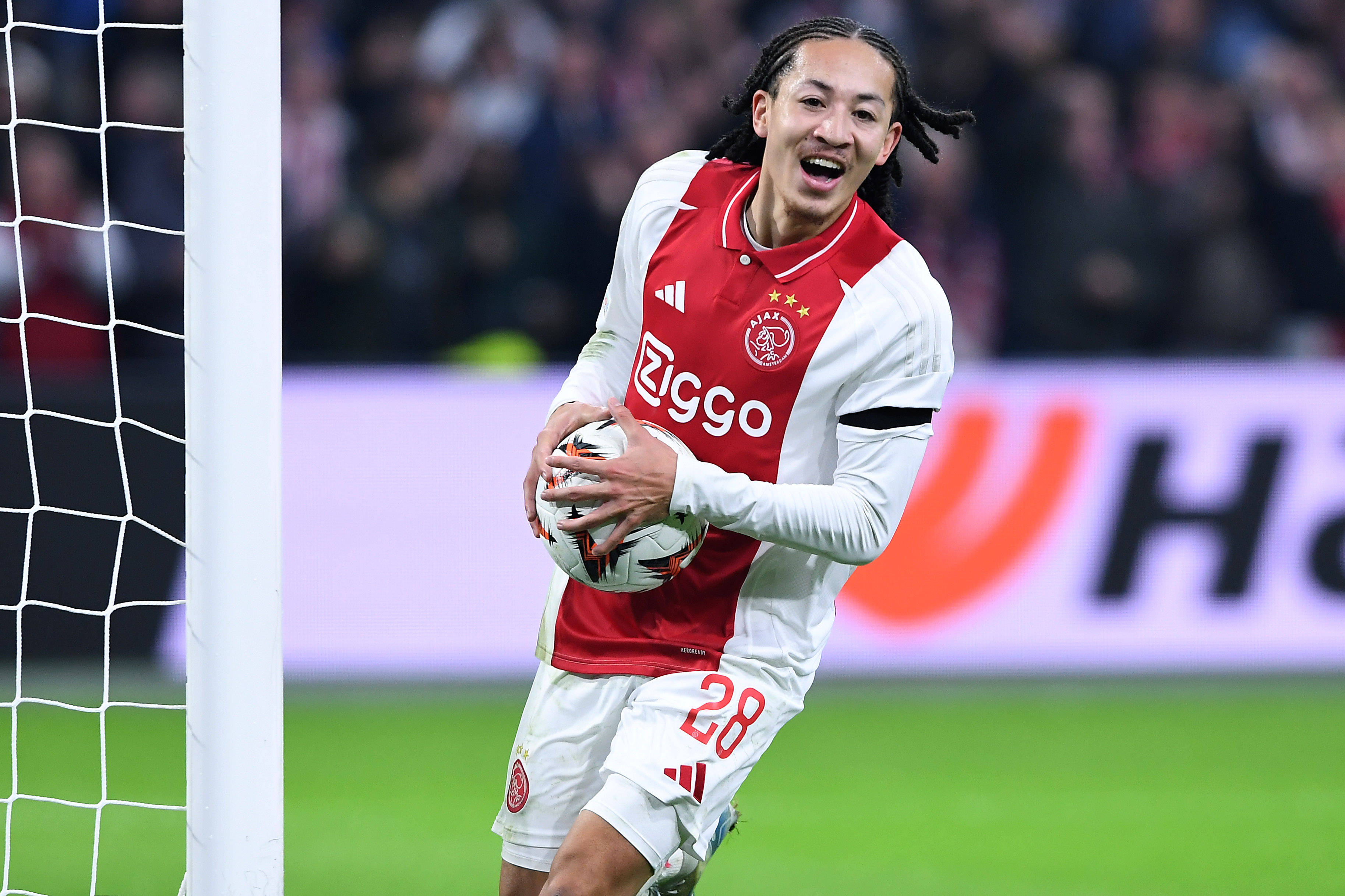 Kian Fitz-Jim is blij na een doelpunt voor Ajax