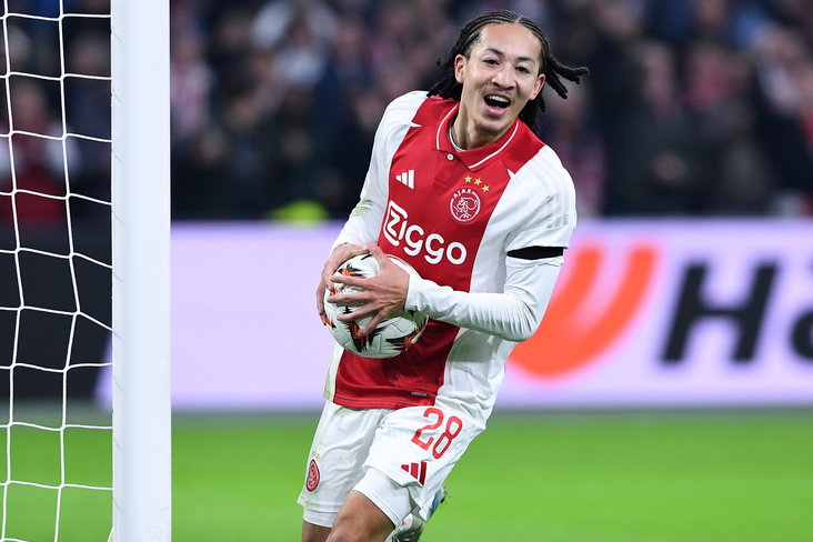 Kian Fitz-Jim is blij na een doelpunt voor Ajax