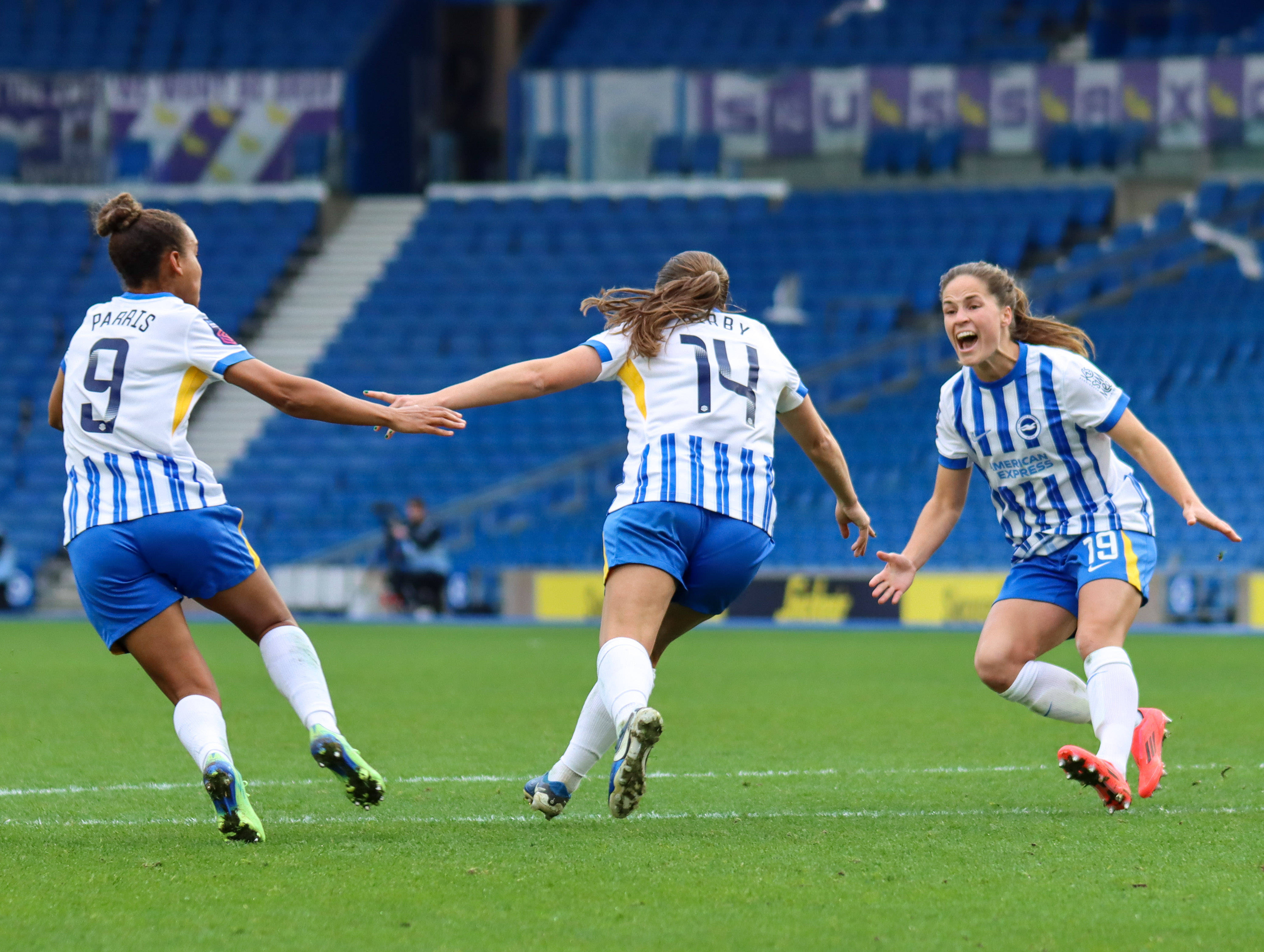 Marisa Olislagers (rechts) juicht met Fran Kirby en Nikita Parris