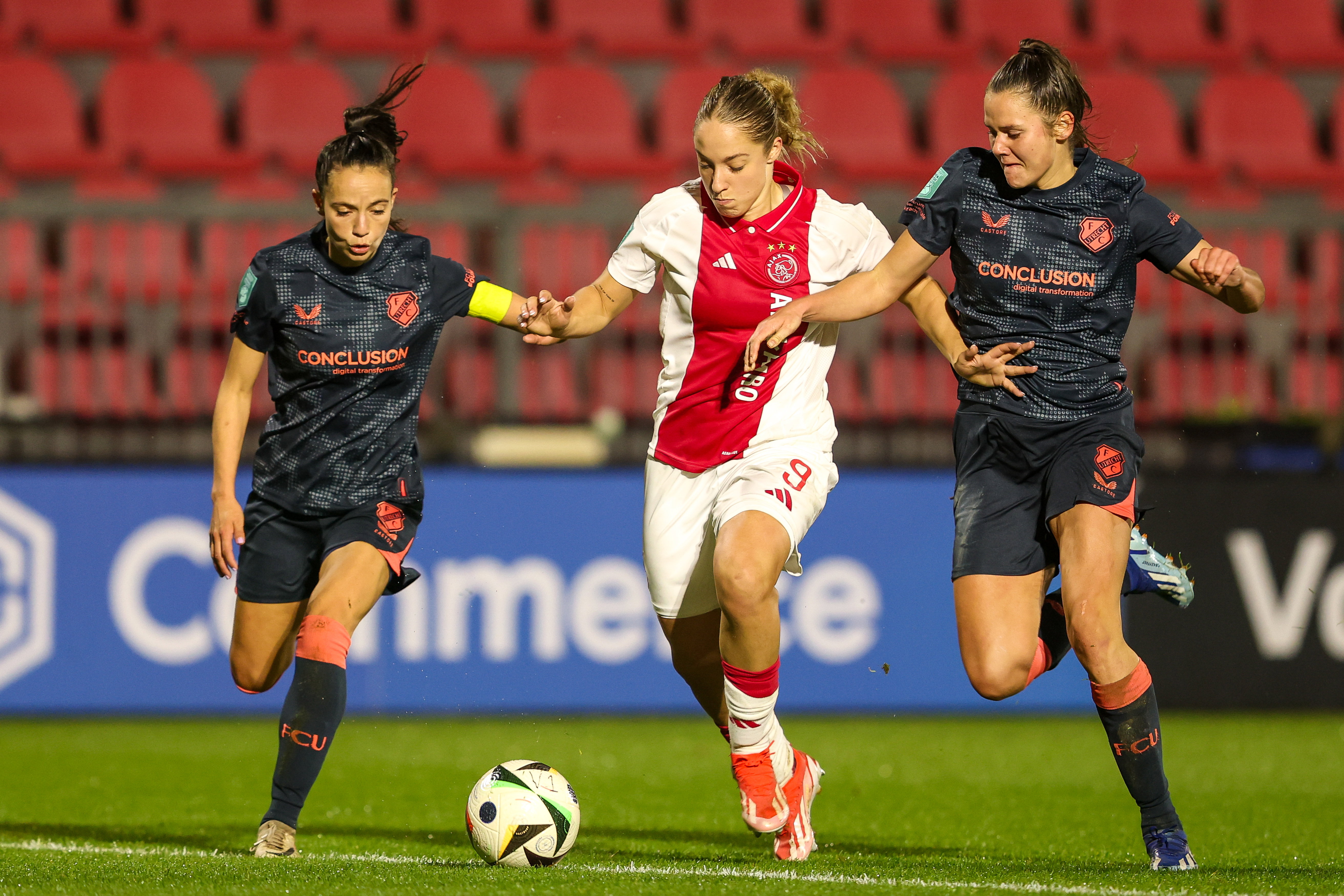 Marthe Munsterman, Danique Tolhoek en Lotje de Keijzer strijden om de bal