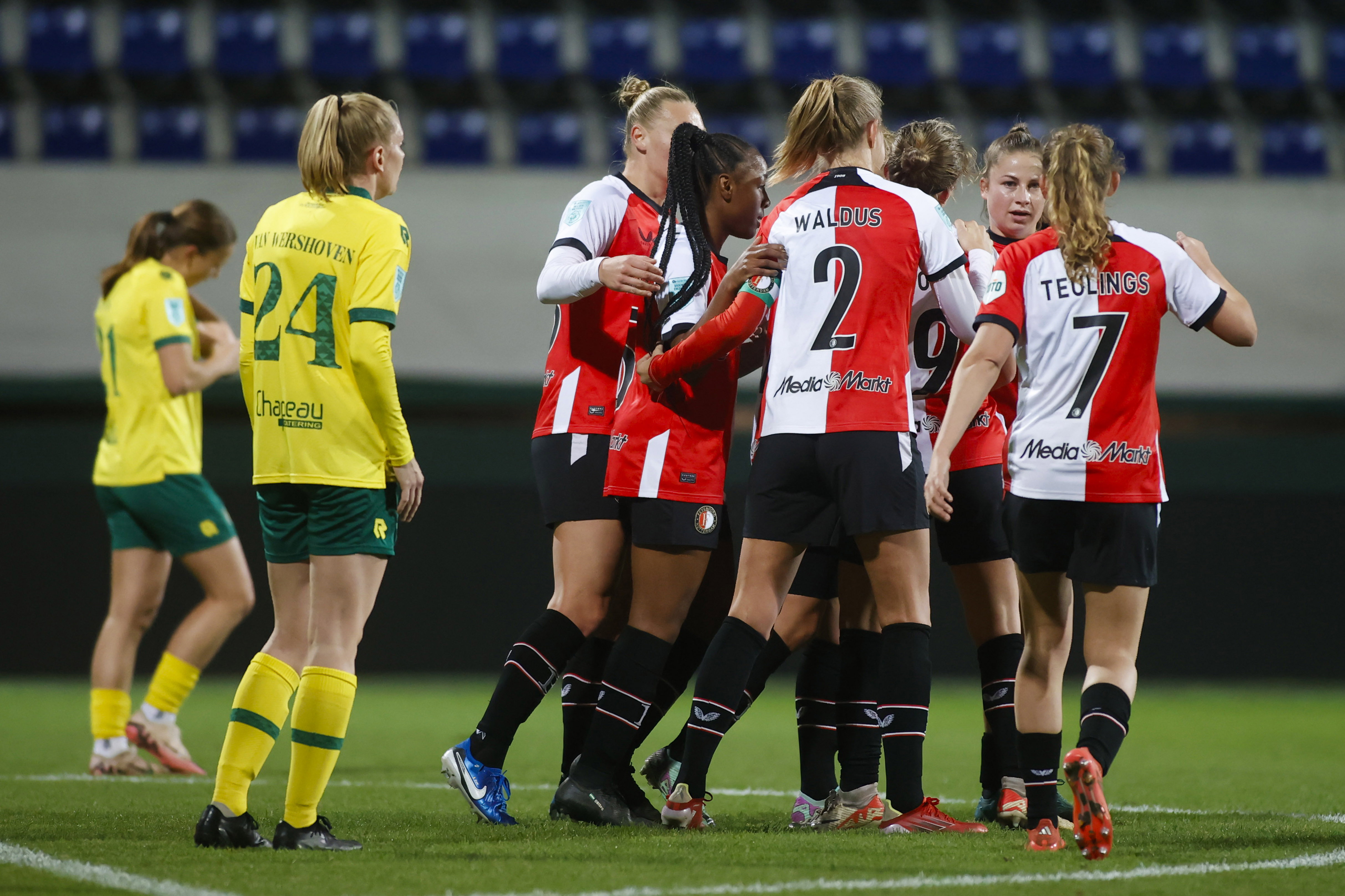 Feyenoord juicht na een goal tegen Fortuna Sittard
