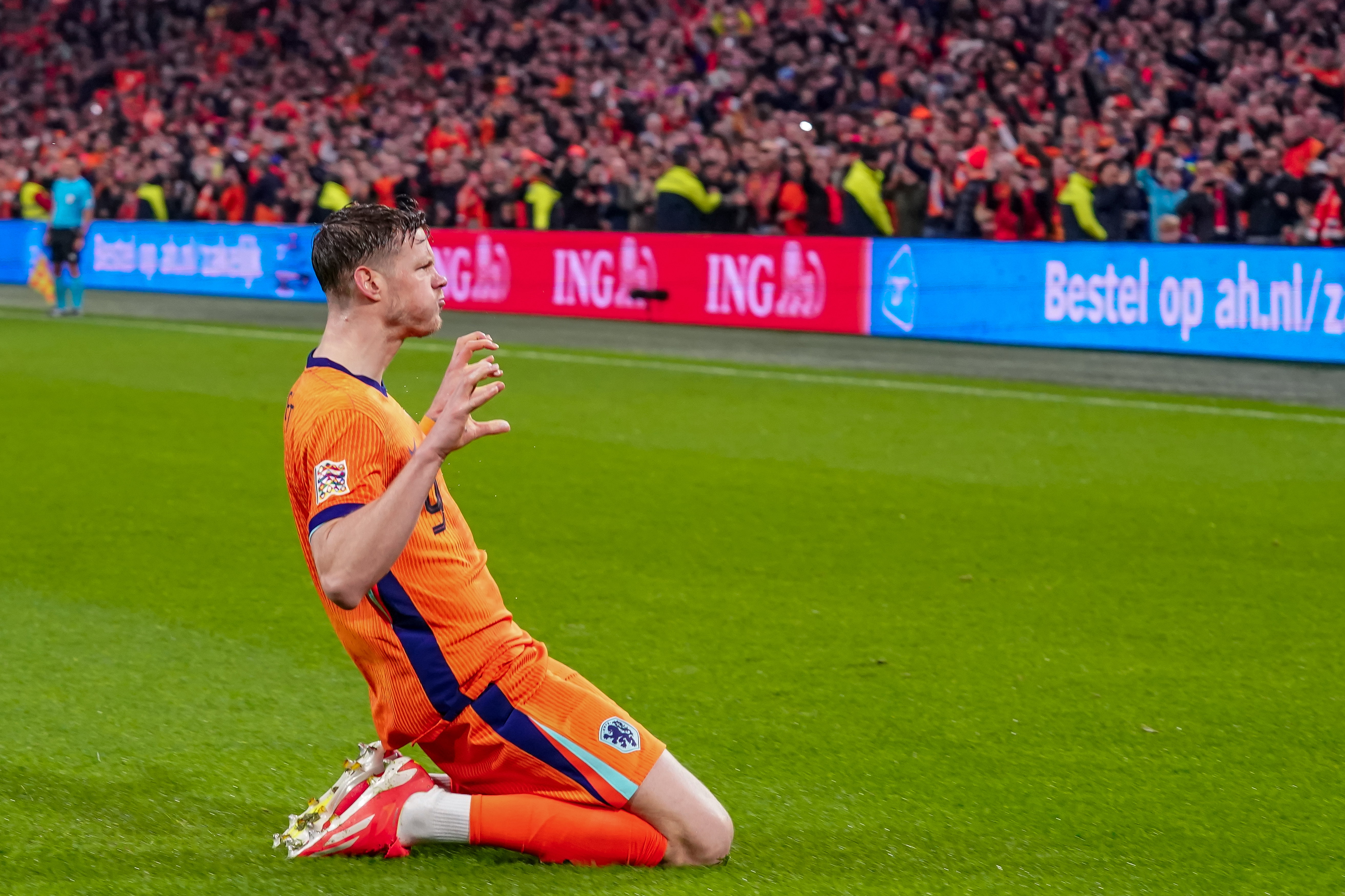 Wout Weghorst juicht na zijn goal tegen Hongarije