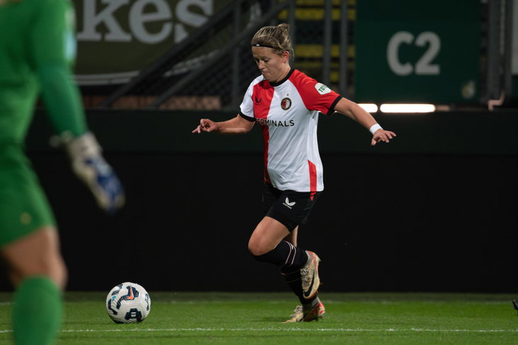 Sanne Koopman aan de bal namens Feyenoord