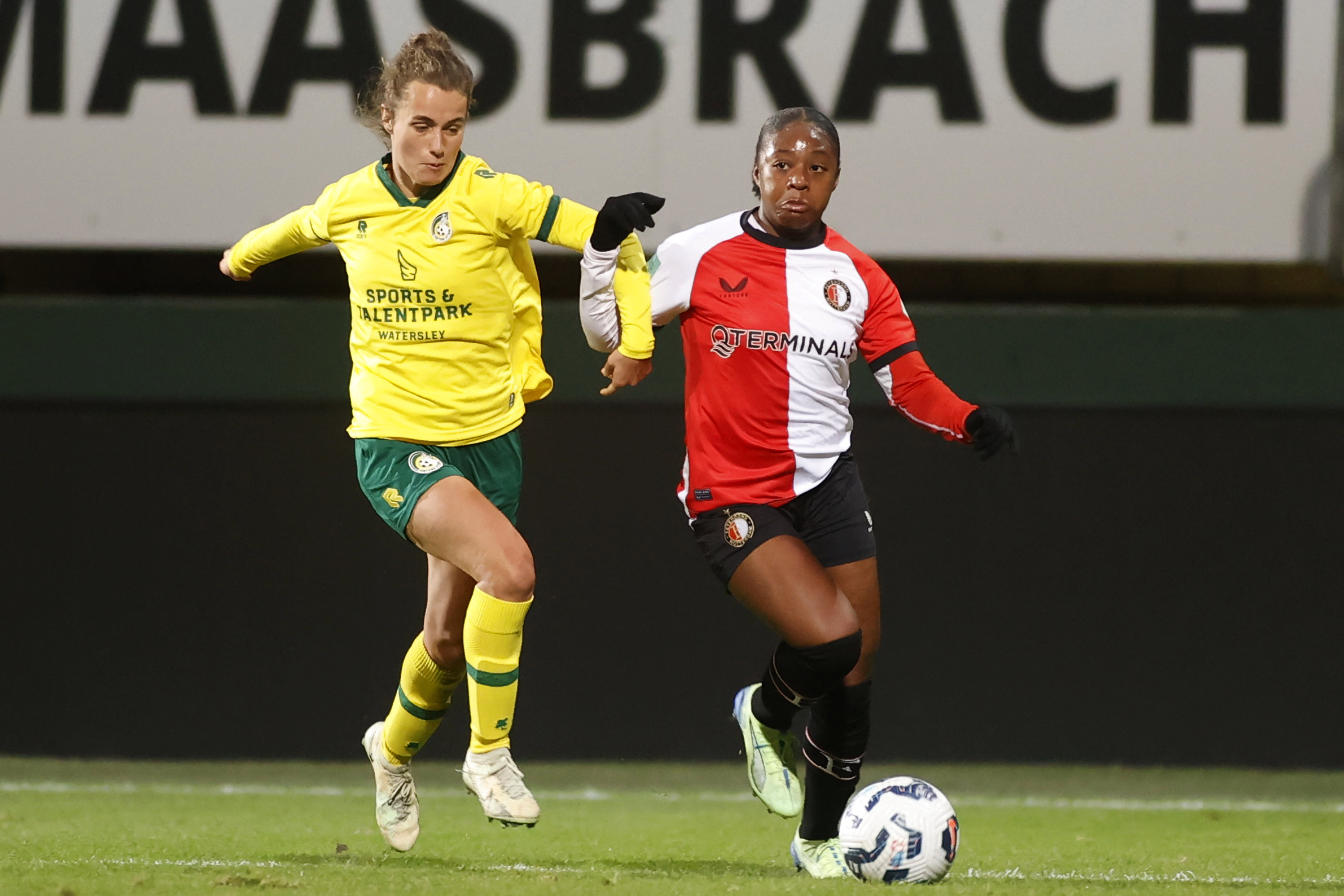 Femke Pietersma (Fortuna Sittard) in duel met Esther Buabadi (Feyenoord)